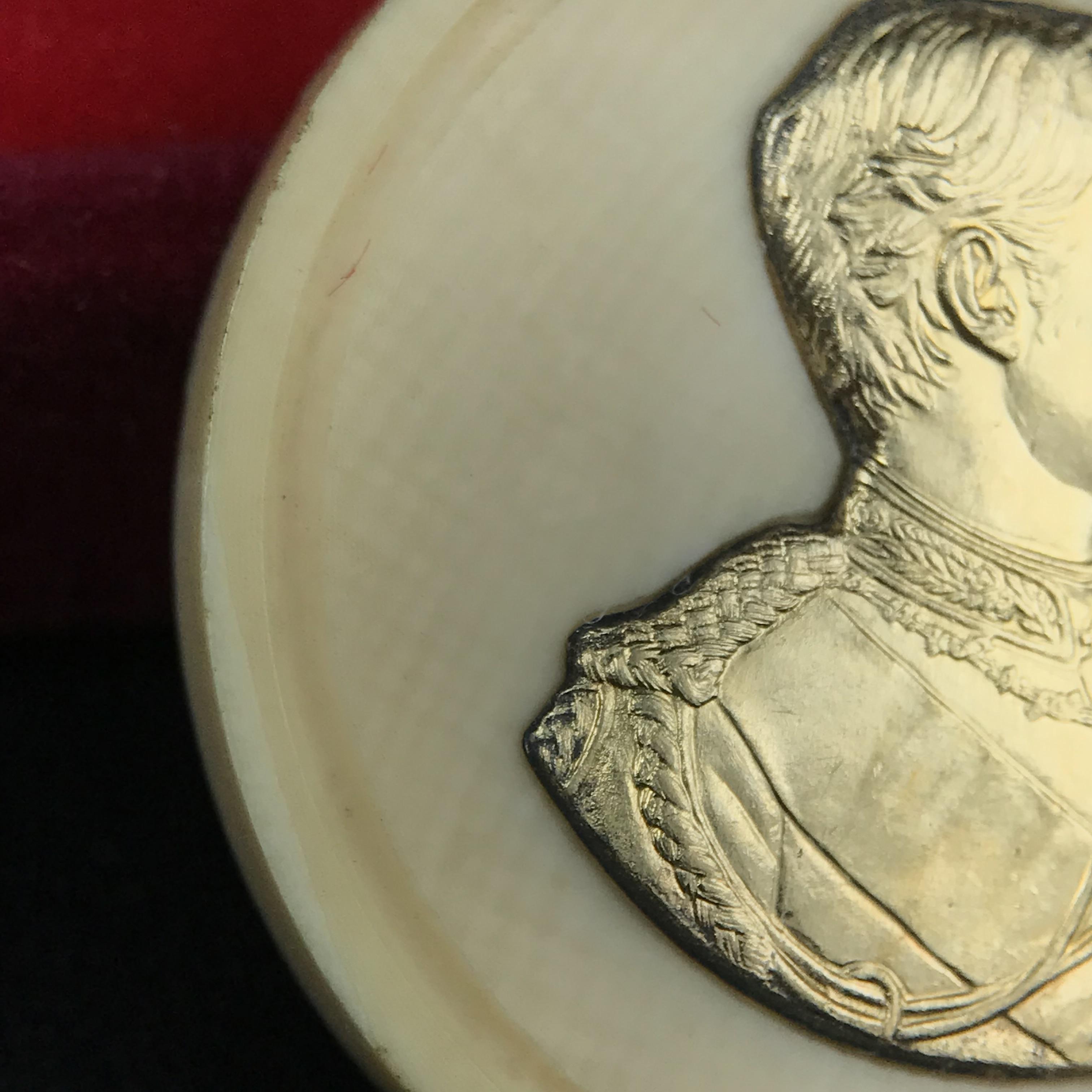 เหรียญรัชกาลที่ 5 คชสารหมื่นปี หลวงพ่ออุตตมะ วัดวังก์วิเวการาม ปี 2540 พิมพ์ใหญ่ขนาด 3.0 ซม. หน้ากากทองคำบริสุทธิ์ 99.99% (ผิวสวยเดิม)พร้อมกล่องบรรจุเดิมครบ(ควรคู่ผู้รู้คุณค่า ด้วยวัตถุมงคล เสริมบุญญาบารมี)