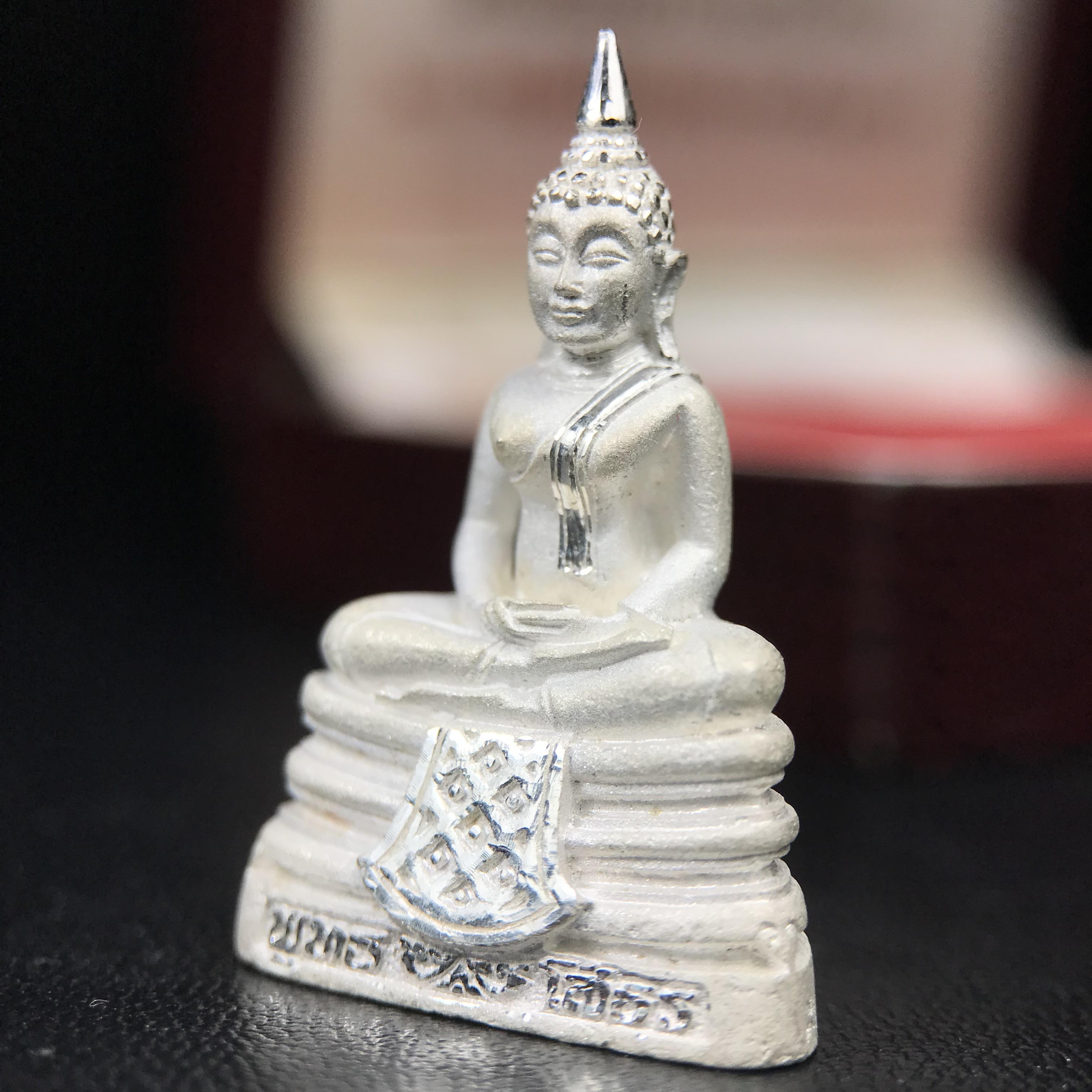 พระพุทธโสธร(หลวงพ่อโสธร) รุ่นสร้างอุโบสถ ปี2539 เนื้อเงินทรายนวลขัดเงาบางส่วน ลอยองค์พิมพ์ใหญ่ สภาพสวยกล่องบรรจุเดิมครบสมบูรณ์(งานแพรนด้า จิวเวลรี่)สวยงดงาม