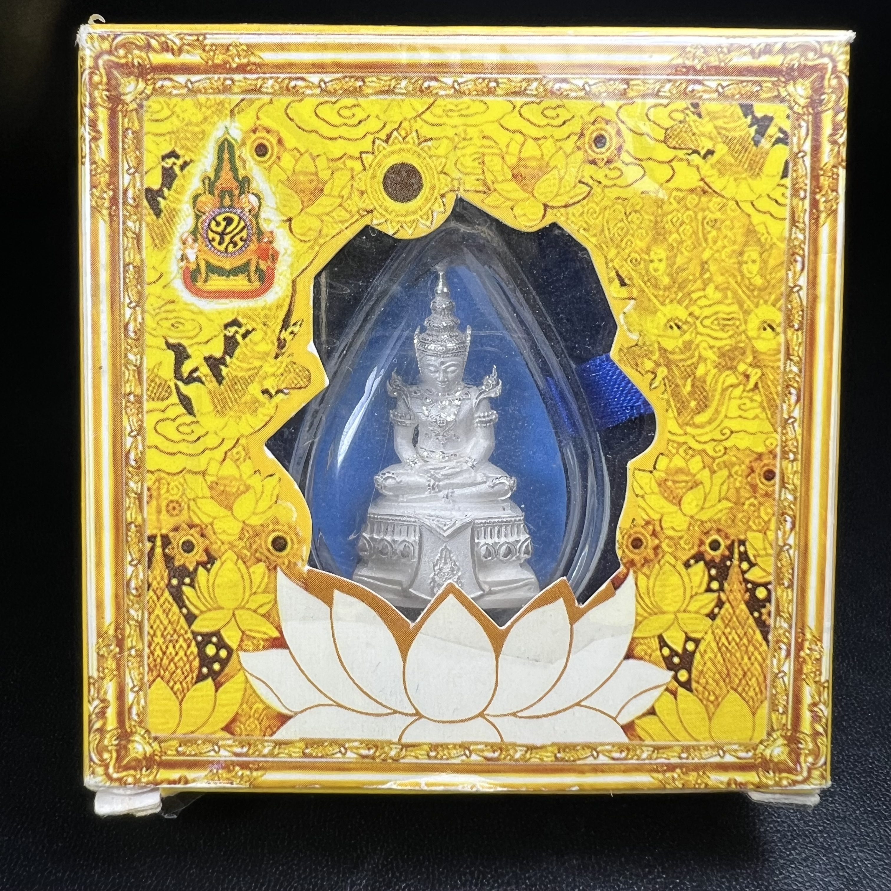 พระแก้วมรกต ทรงเครื่องฤดูร้อน พระราชทานประดิษฐานตราสัญลักษณ์ฉลองสิริราชสมบัติ ครบ 60 ปี ในหลวงรัชกาลที่ 9 พ.ศ.2549 เนื้อเงินลอยองค์พิมพ์ใหญ่ สูง 3.6 ซม. ขนาดหน้าตัก 1/2 นิ้ว (พิธีใหญ่มหาพุทธาภิเษก ณ พระอุโบสถวัดพระแก้ว เกจิอาจารย์ ทั่วประเทศ 108 รูป )