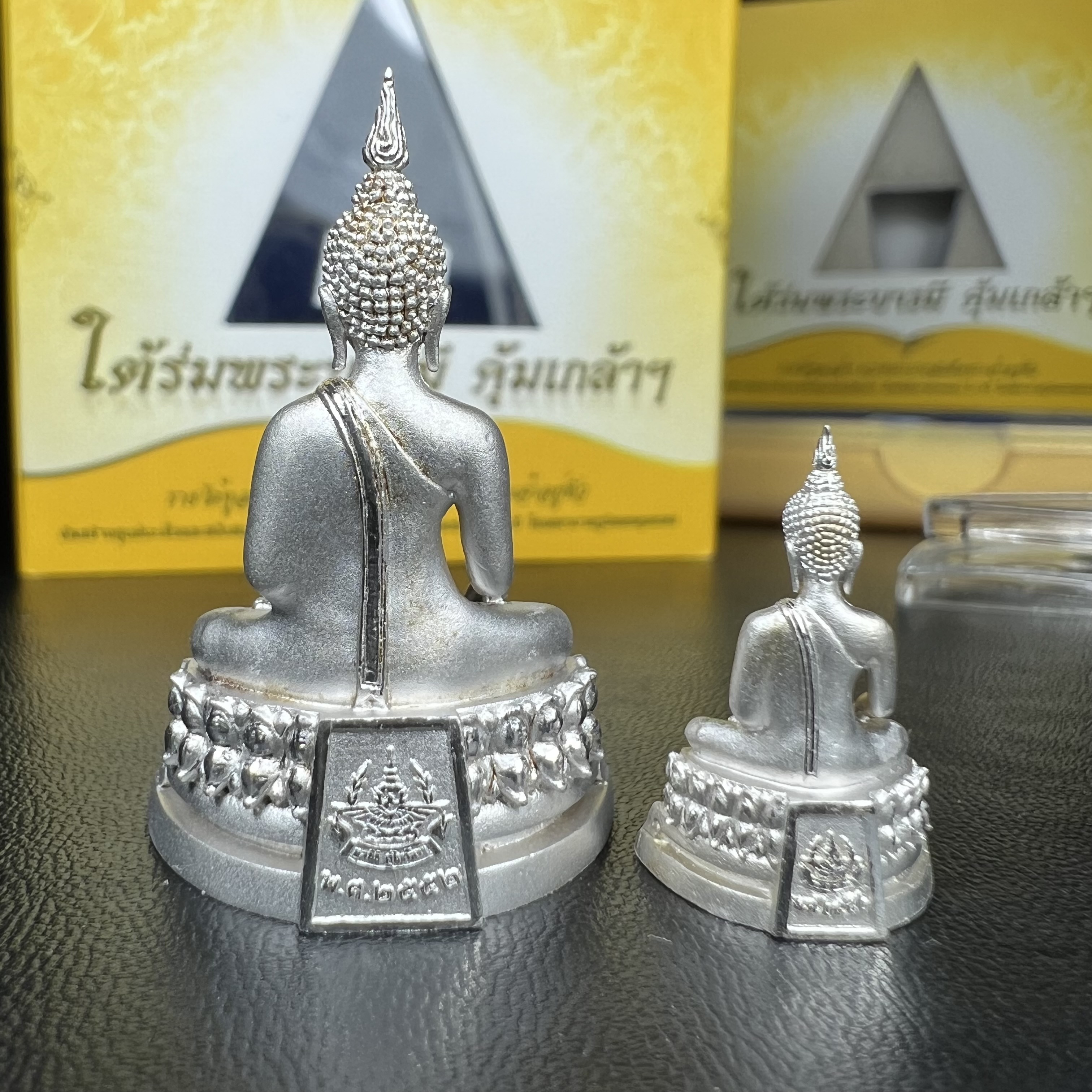 พระพุทธรูปคุ้มเกล้าฯ ภปร.(ใต้ร่มพระบารมี คุ้มเกล้า) 60ปี รพ.ภูมิพลฯ พ.ศ.2552 เนื้อเงิน ชุบทองคำขาว(ลอยองค์พิมพ์ ใหญ่+เล็ก)(1ชุด 2 พิมพ์ ครบทุกแบบที่จัดสร้าง)1 ใน 5000 ชุด ครบชุดหายาก