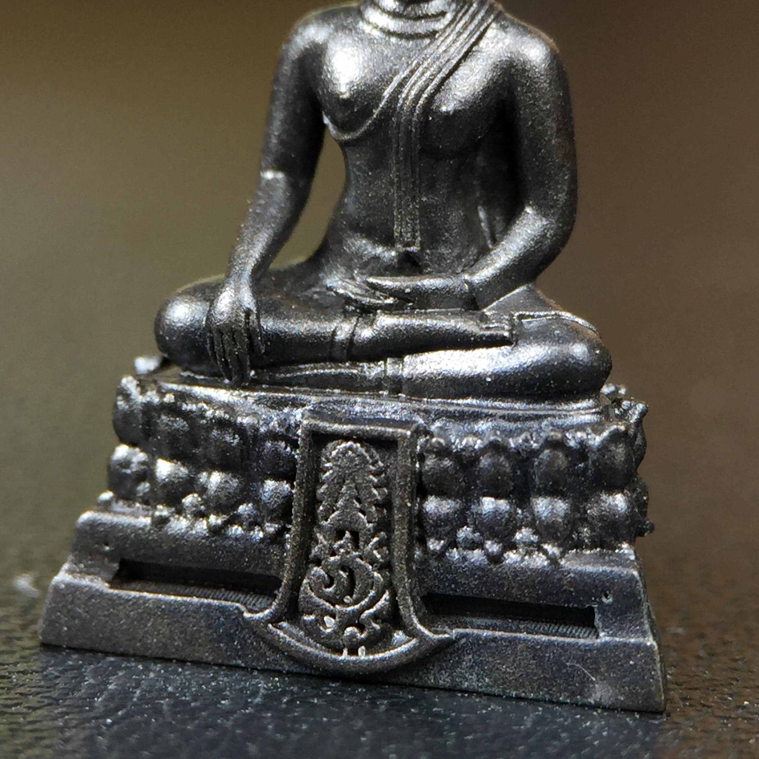 พระพุทธรูปคุ้มเกล้า ภปร. มหามงคล 80พรรษา “รุ่นเย็นศิระเพราะพระบริบาล 80พรรษา มหากษัตริย์คู่แผ่นดินสยาม” เนื้อนวโลหะรมดำ พิมพ์เล็ก ขนาด 10*21 มม.(โลหะชนวนพระ ภ.ป.ร.2508 และผงตะไบพระกริ่งปวเรศ 2530 มาร่วมในการจัดสร้างด้วย)