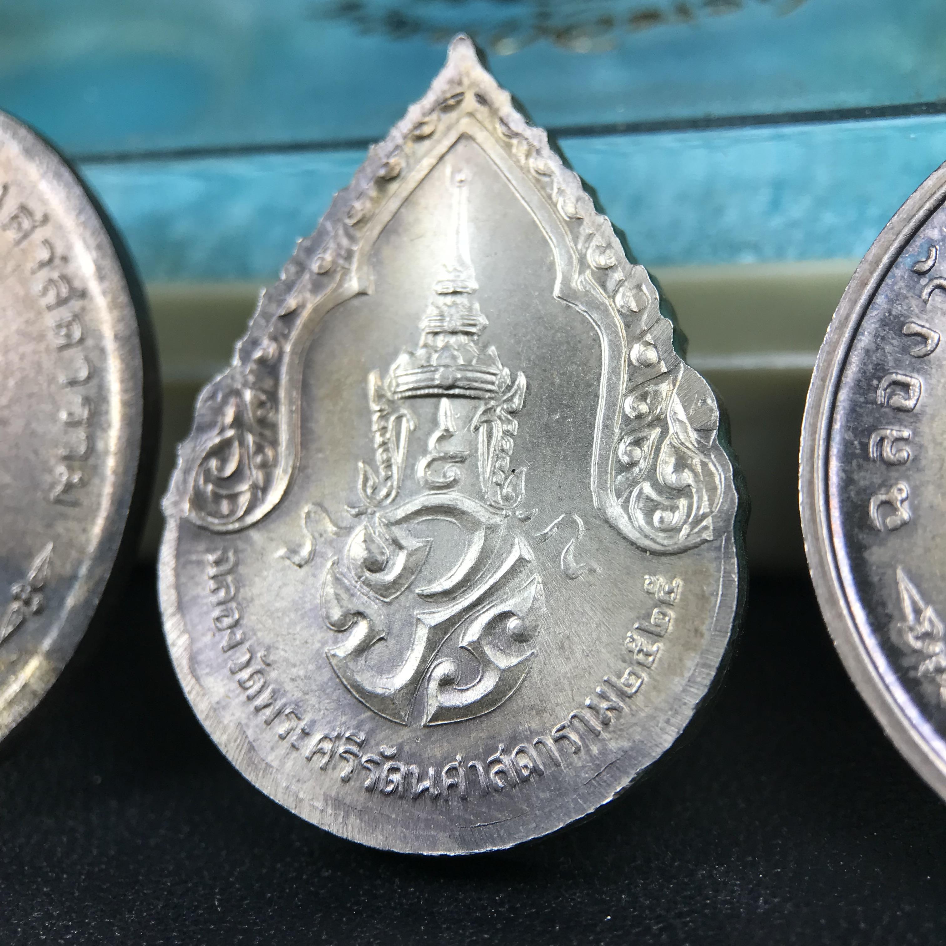 เหรียญพระแก้วมรกตหลัง ภปร. ฉลองกรุงรัตนโกสินทร์ครบ 200 ปี พ.ศ.2525 เนื้อเงิน(ผิวเดิมสวย)กล่องบรรจุเดิมครบ 3พิมพ์ ร้อน ฝน หนาว(บล็อกแรกไม่มีพระราชศรัธานิยม)(ในหลวงรัชกาลที่9 เสด็จในพิธี)พระคู่บ้านคู่เมือง...พระดี...พิธีใหญ่(บล็อกแรกครบชุด ผิวเดิม หายาก)