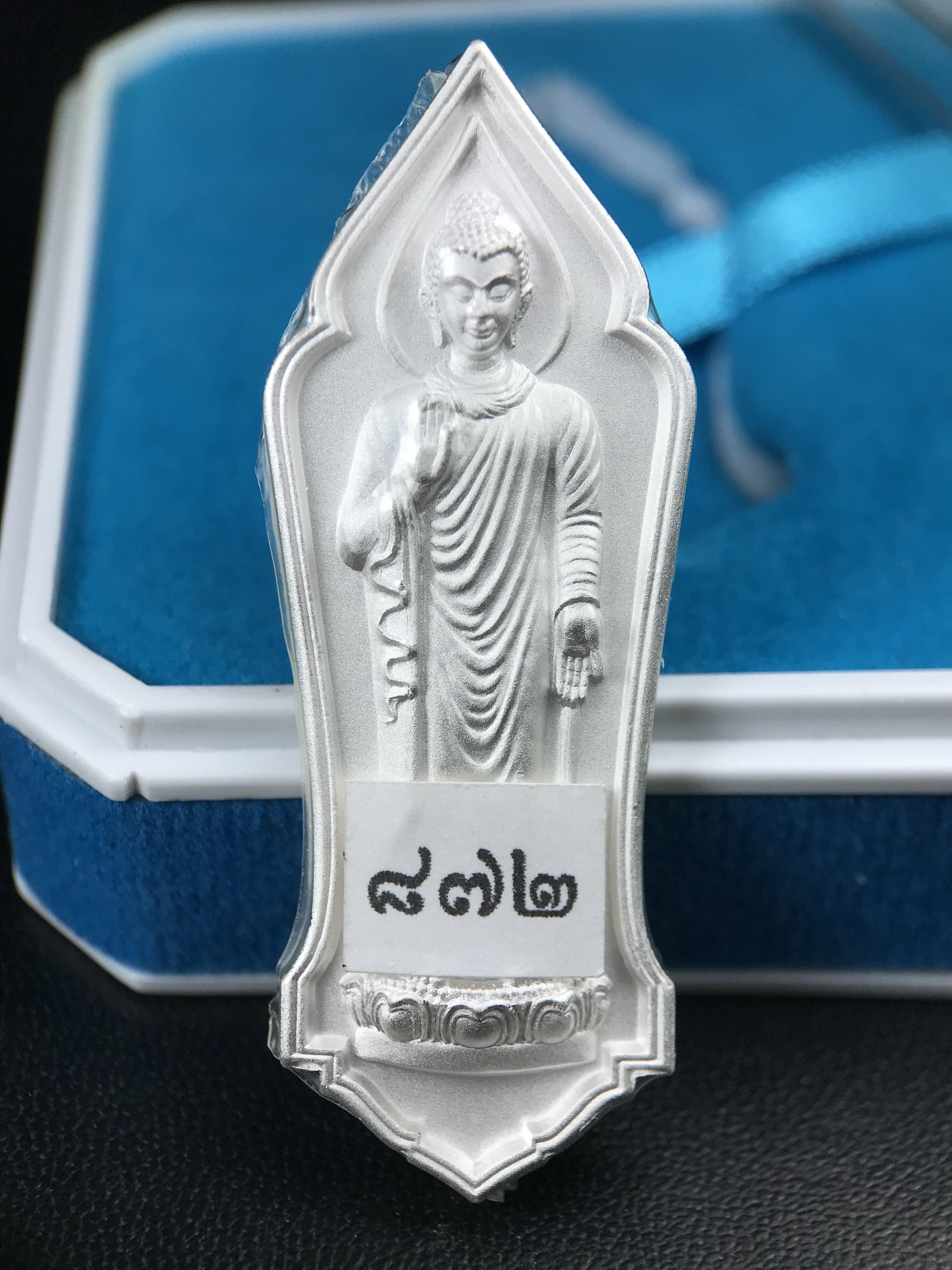 เหรียญที่ระลึกพระพุทธเมตตาประชาไทยไตรโลกนาถคันธารราฐอนุสรณ์ หลัง ภปร. และ สก. วัดทิพย์สุคนธาราม จ.กาญจนบุรี ปี 2558 เนื้อเงิน 99.99% ขนาดสูง 4.6 ซม. ที่ระลึก ร.9 พระชนมพรรษาครบ 7 รอบ และ สมเด็จพระราชินี พระชนมพรรษา 80 พรรษา พิธีใหญ่(หายาก1 ใน 999 เหรียญ)