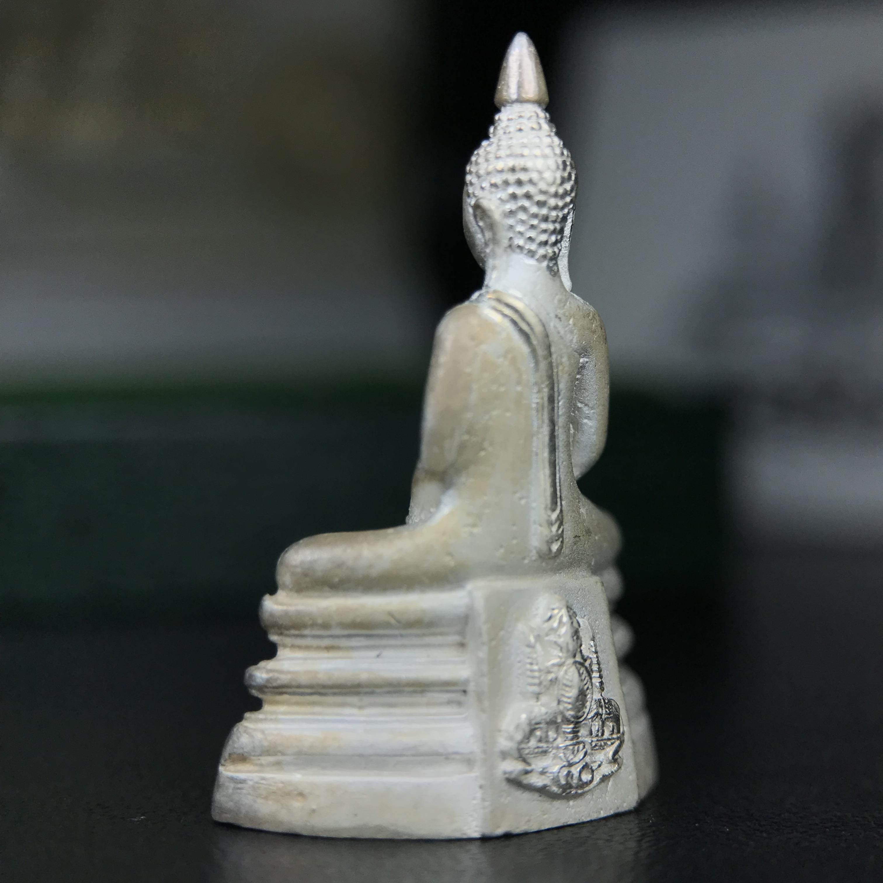 พระพุทธโสธร ภปร. รุ่นย้อนยุค สร้างพระอุโบสถ สมาคมชาวฉะเชิงเทรา จัดสร้าง ปี 2539 วโรกาสครองสิริราชสมบัติครบ 50 ปี เนื้อเงินทรายนวลขัดเงาบางส่วน พร้อมกล่องบรรจุและใบรับรองเดิม