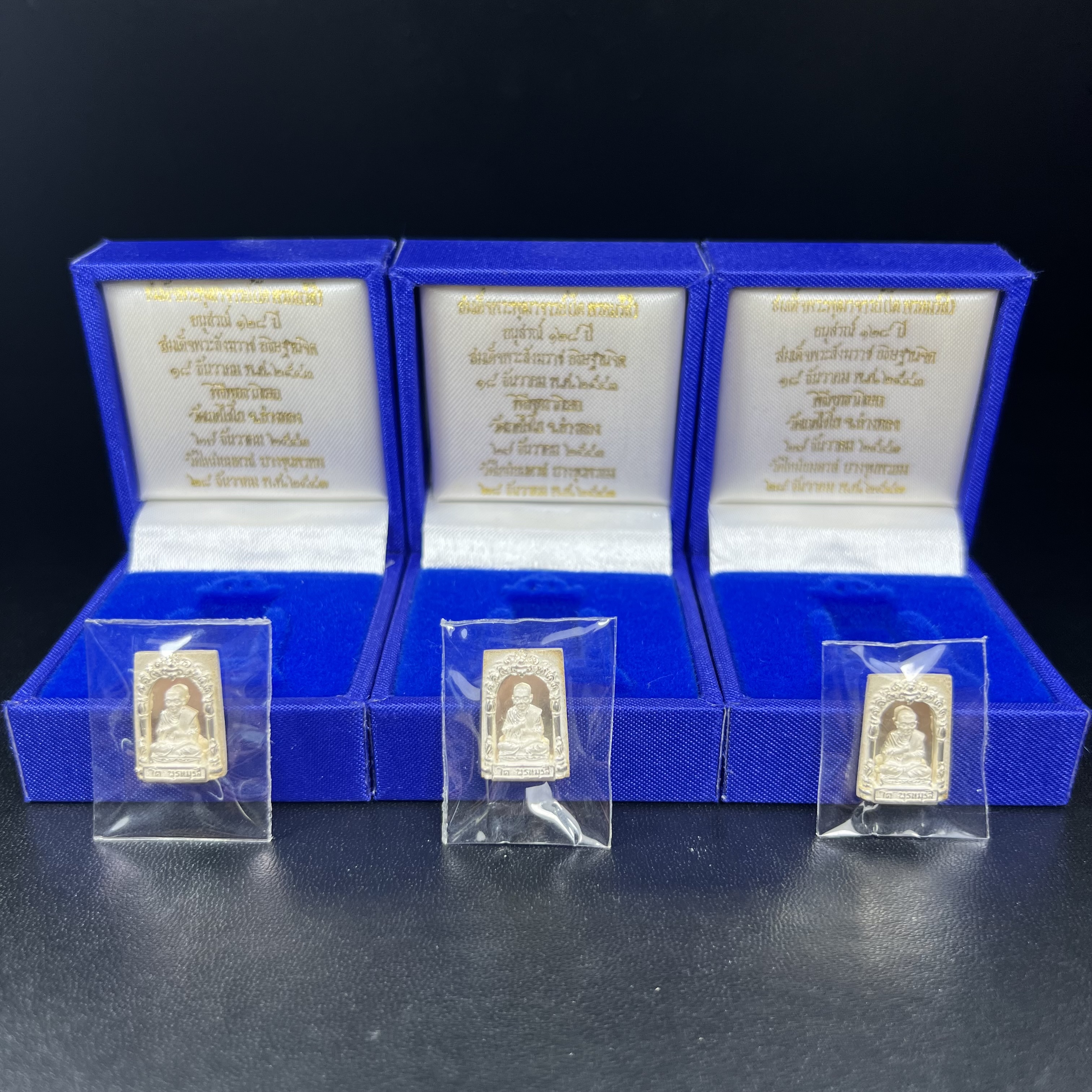 สมเด็จพุฒาจารย์ (โต พรหมรังสี) อนุสรณ์ 128 ปี สมเด็จพระญาณสังวร สมเด็จพระสังฆราช ทรงเมตตาอธิฐานจิต ปี 2543 มหาพุทธาภิเษก 3วาระ เหรียญรูปเหมือนสมเด็จพุฒาจารย์โตด้านหลังพระสมเด็จ เนื้อเงิน พิมพ์เล็ก(พิมพ์คะแนน) ขนาด 1.2 x 1.7 ซม. ทรงคุณค่าทั้งด้านความงานด้า