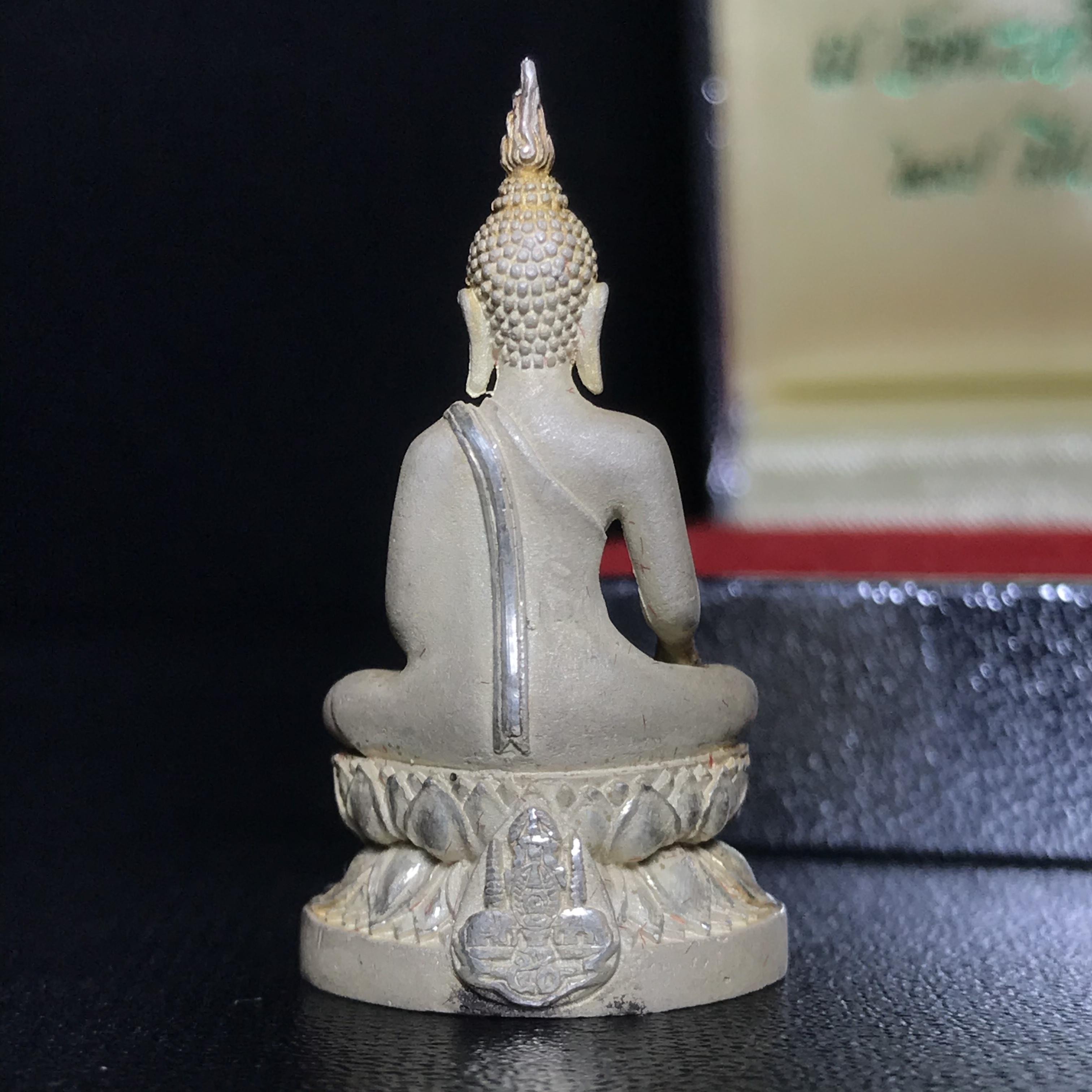 พระกริ่งพระพุทธนวราชบพิตร ครองสิริราชสมบัติครบ 50 ปี พ.ศ.2540 เนื้อเงินผิวเดิมๆ พร้อมกล่องบรรจุเดิม(1ใน9500องค์)