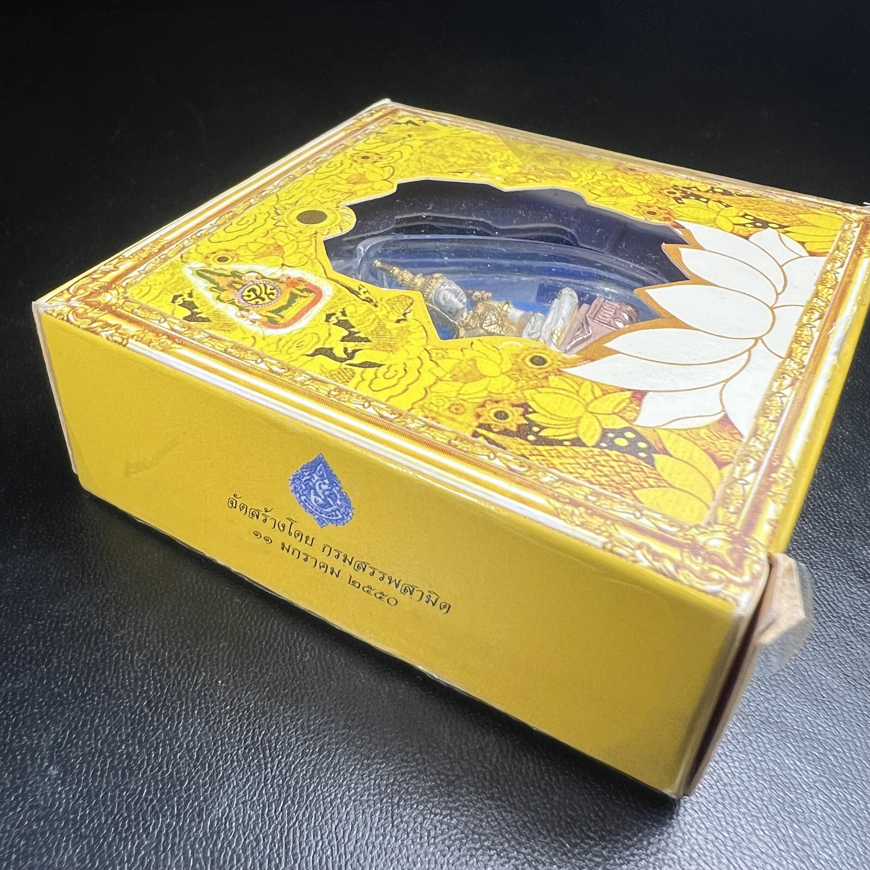 พระแก้วมรกต ทรงเครื่องฤดูร้อน พระราชทานประดิษฐานตราสัญลักษณ์ฉลองสิริราชสมบัติ ครบ 60 ปี ในหลวงรัชกาลที่ 9 พ.ศ.2549 เนื้อเงินสามกษัตริย์ลอยองค์พิมพ์ใหญ่ สูง 3.6 ซม. ขนาดหน้าตัก 1/2 นิ้ว (พิธีใหญ่มหาพุทธาภิเษก ณ พระอุโบสถวัดพระแก้ว เกจิอาจารย์ 108 รูป )