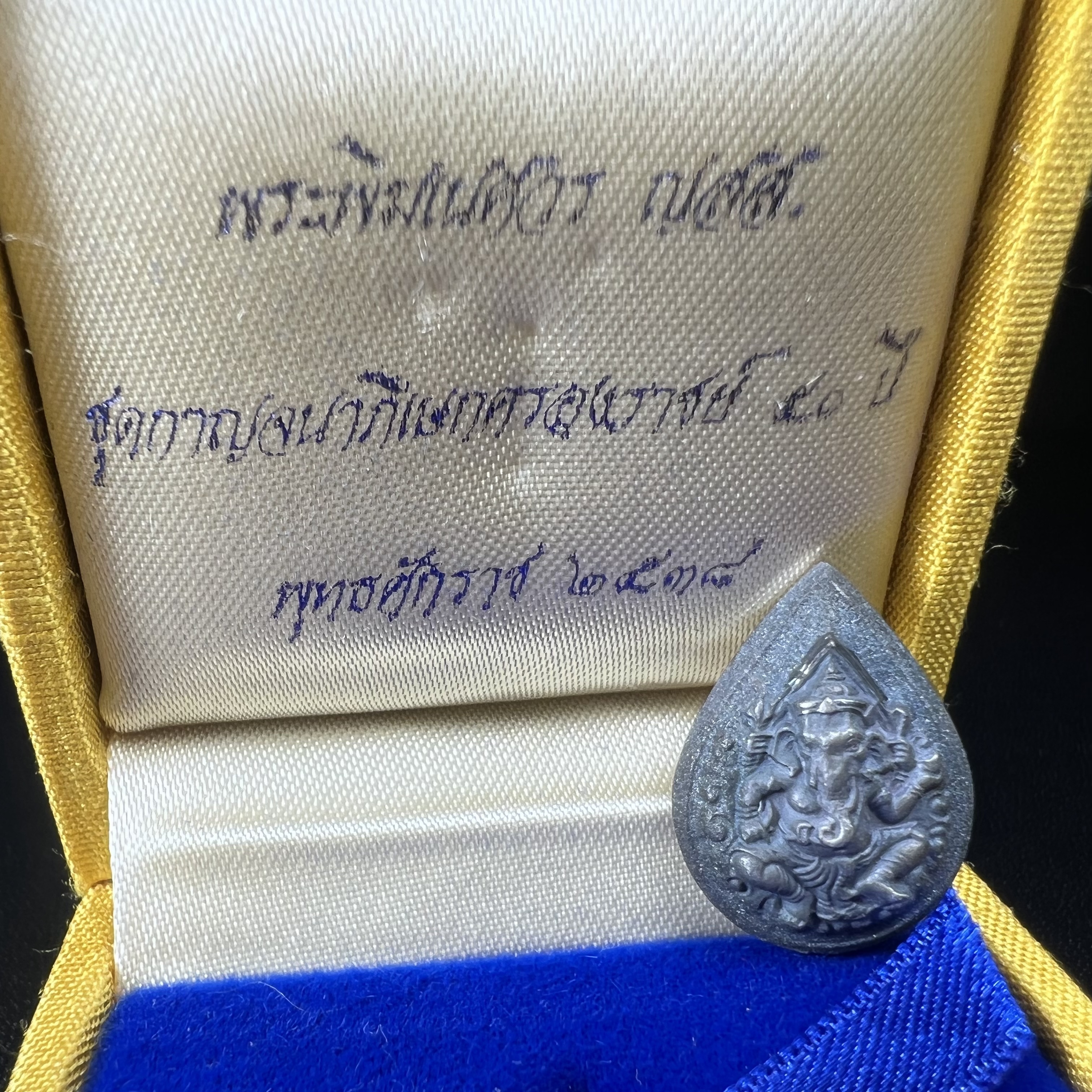 เหรียญพระพิฆเนศวร ญสส. ชุดกาญจนาภิเษกครองราชย์ 50 ปี พุทธศักราช 2538 พิมพ์เล็ก(1.9 ซม.) เนื้อเงินผิวเดิมกลับดำเข้มขลังงดงามธรรมชาติ สภาพสวยเดิมพร้อมกล่องบรรจุเดิม ตอกโค๊ดหมายเลขกำกับ(1ใน1000องค์)