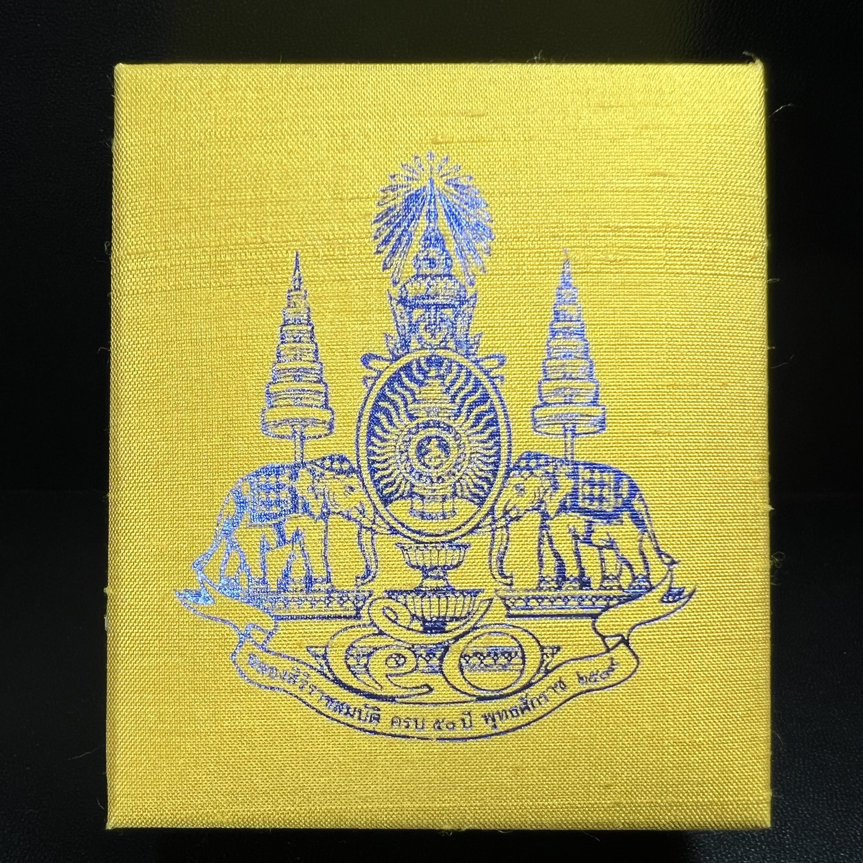 เหรียญพระพิฆเนศวร ญสส. ชุดกาญจนาภิเษกครองราชย์ 50 ปี พุทธศักราช 2538 พิมพ์ใหญ่(2.9 ซม.) เนื้อเงินผิวเดิมกลับดำขึ้นสีรุ้งเข้มขลังงดงามธรรมชาติสร้างสรรค์ สภาพสวยเดิมพร้อมกล่องบรรจุเดิม ตอกโค๊ดหมายเลขกำกับ(1ใน 5539องค์)