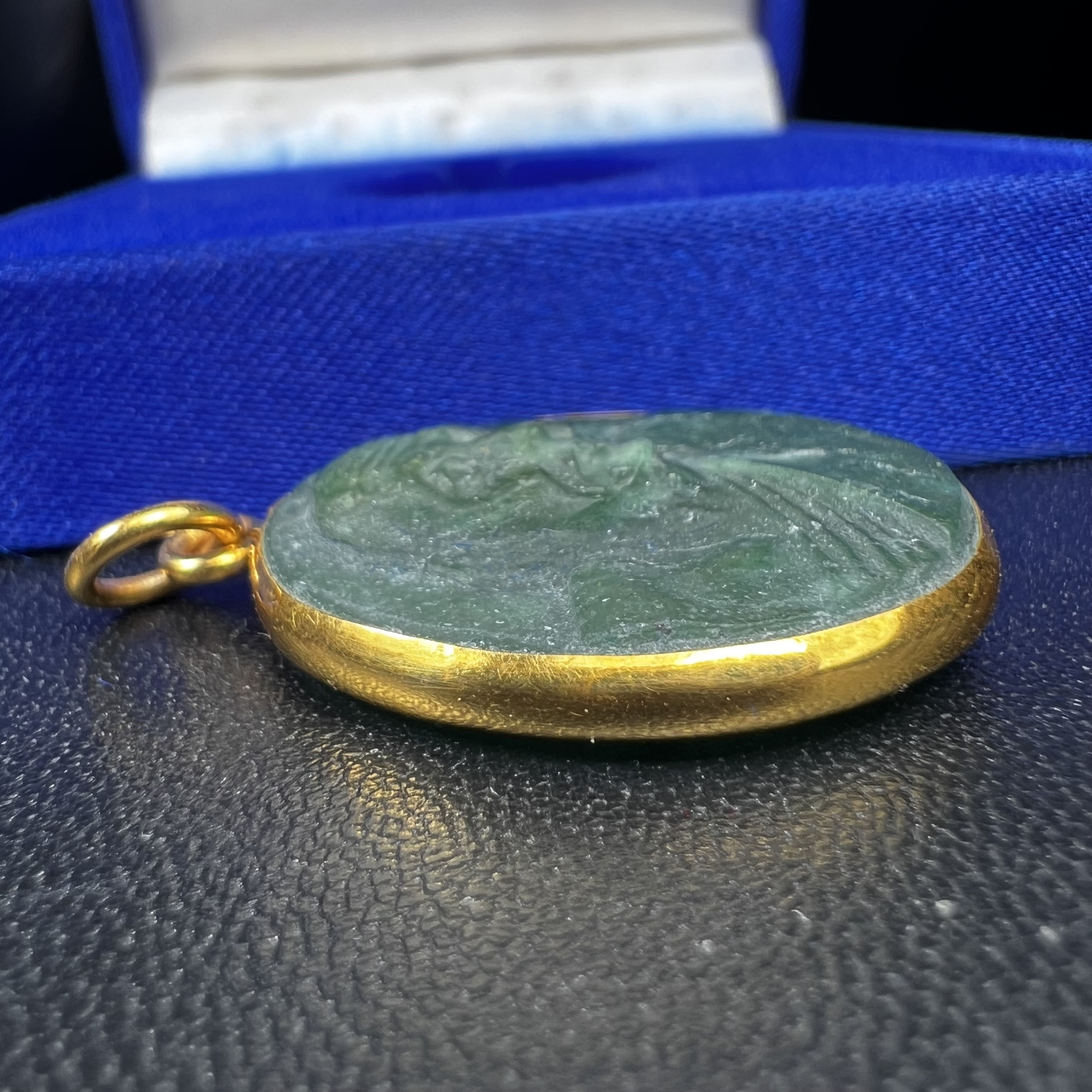 หลวงปู่ทวด วัดพะโคะ จ.สงขลา ปี 2543 เหรียญหยกรูปไข่(เลี่ยมทองคำ) ขนาด 2.2 x 2.5 ซม. ด้านหลังแผ่นโค๊ตทองคำ สร้างโดยสมาคมชาวเพชรบุรี “สมเด็จเจ้าพะโคะหลวงปู่ทวดเหยียบน้ำทะเลจืด” ครั้งแรกแห่งประวัติศาสตร์(สวยงามเป็นของล้ำค่าหายากมาก)สภาพสวยสมบูรณ์