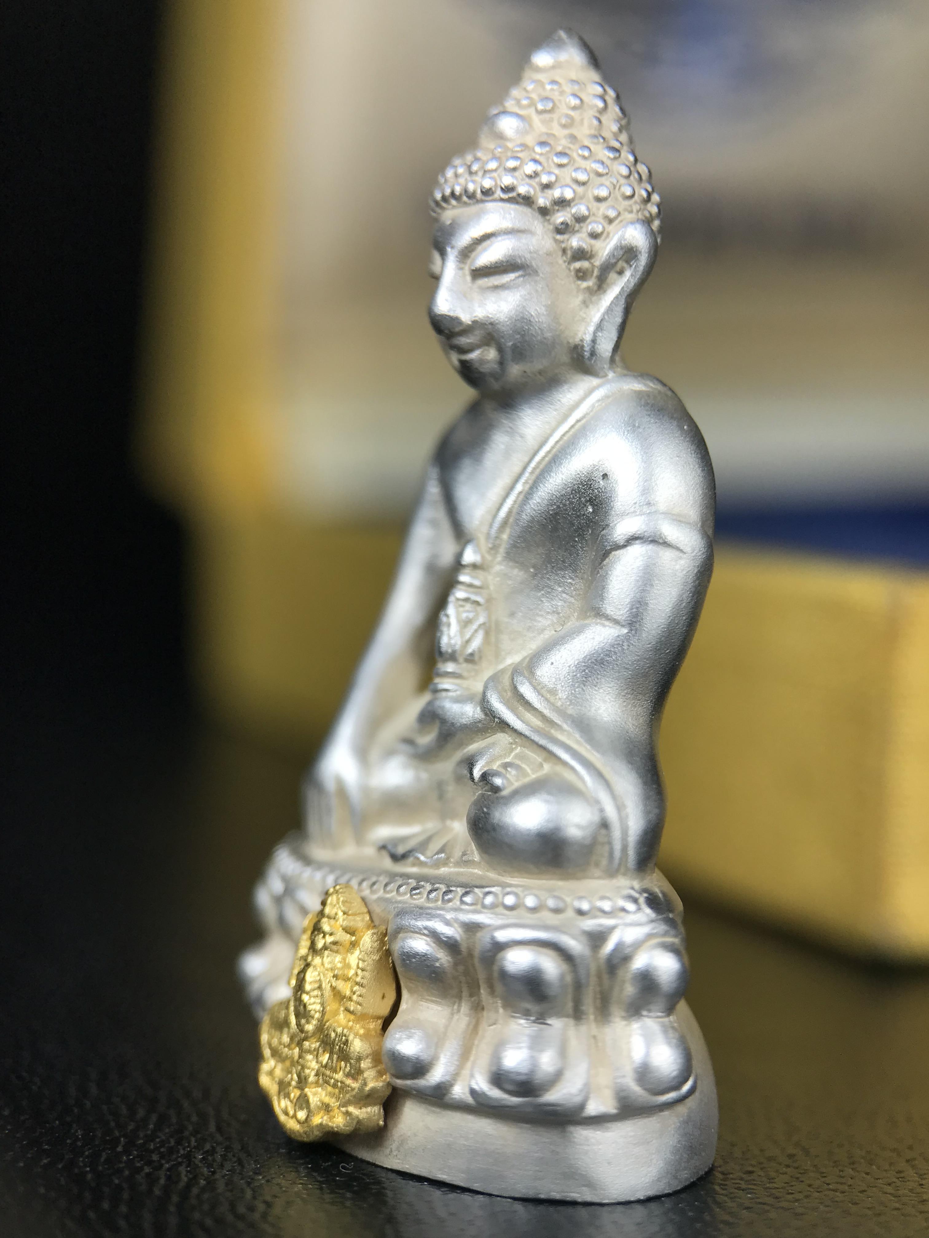 พระกริ่งสมเด็จญาณ วัดบวรนิเวศวิหาร เนื้อเงินบริสุทธิ์ 92.5% ตรากาญจนาภิเษกทองคำ(เนื้อทองคำแท้) พระราชทานแจกเมื่อ 3 ตุลาคม 2538 จัดสร้างในวโรกาส สมเด็จพระญาณสังวร สมเด็จพระสังฆราช ฉลองพระชนมายุครบ 82 พรรษา และฉลองครองราชสมบัติครบ 50 ปี รัชกาลที่ 9 (หายาก)