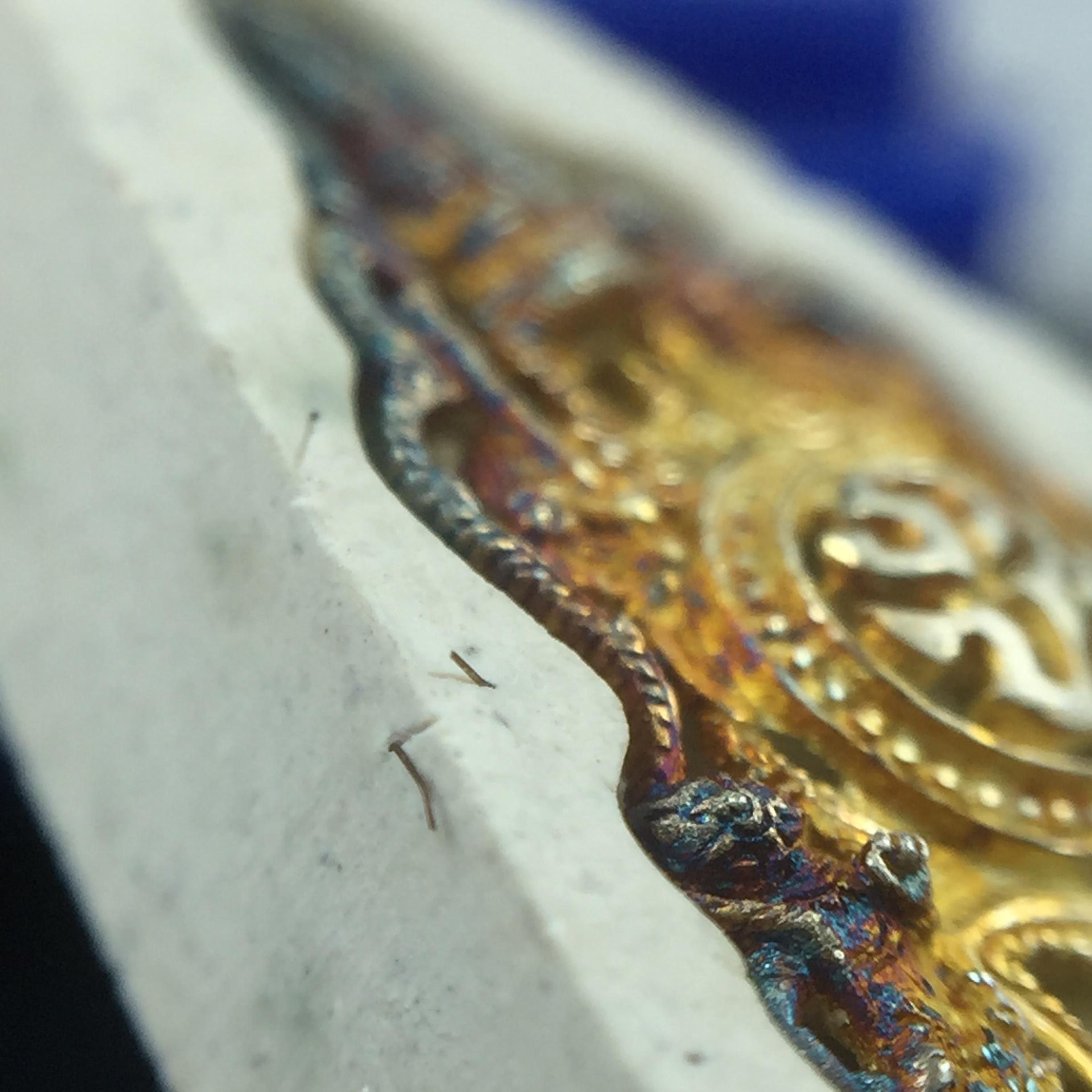 พระแก้วมรกต(จำลอง)ทรงเครื่องฤดูร้อน พระผงบูชา ด้านหน้าปิดทอง ด้านหลังตราฉลองสิริราชสมบัติครบ 60ปี เนื้อเงินขึ้นสีรุ้งธรรมชาติสร้างสรรค์งดงาม(รุ่นนี้ได้พระราชทานเส้นพระเจ้า(เส้นผม)รัชกาลที่9ในการจัดสร้าง)***องค์นี้พิเศษมองเห็นเส้นผมติดอยู่ด้านหลังชัดเจน***