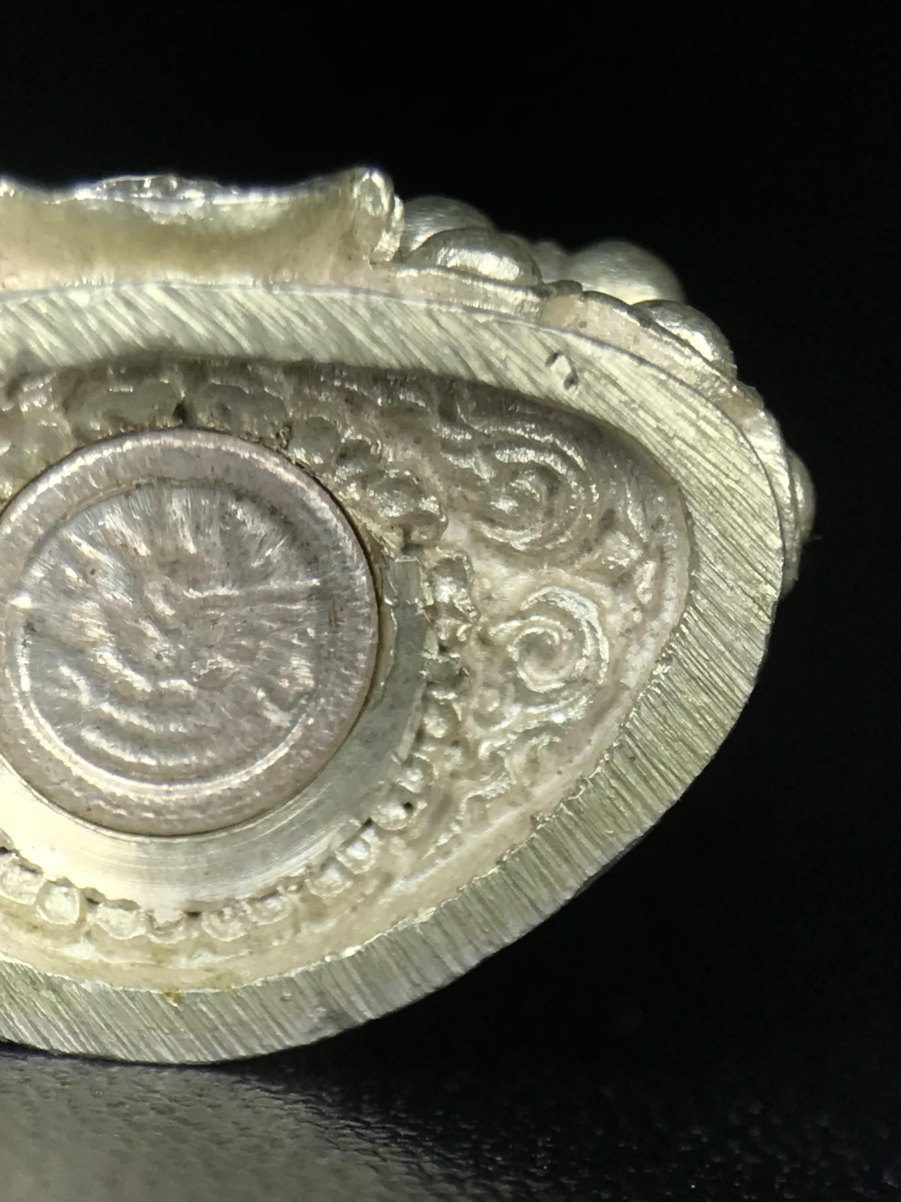 พระกริ่งศิรากาศ ภปร.(พระกริ่งคุ้มเกล้า)วัตถุมงคล"คุ้มเกล้าฯ" มูลนิธิ “คุ้มเกล้า” ในพระบรมราชูปถัมภ์ จัดสร้าง โรงพยาบาลภูมิพล เนื้อเงิน(พิมพ์หน้าไทย)(สภาพผิวขึ้นน้ำทองทั่วองค์สวยมากมาก!!)(ในหลวงรัชกาลที่9เสด็จเททอง)(พิธีใหญ่)(นิยม)