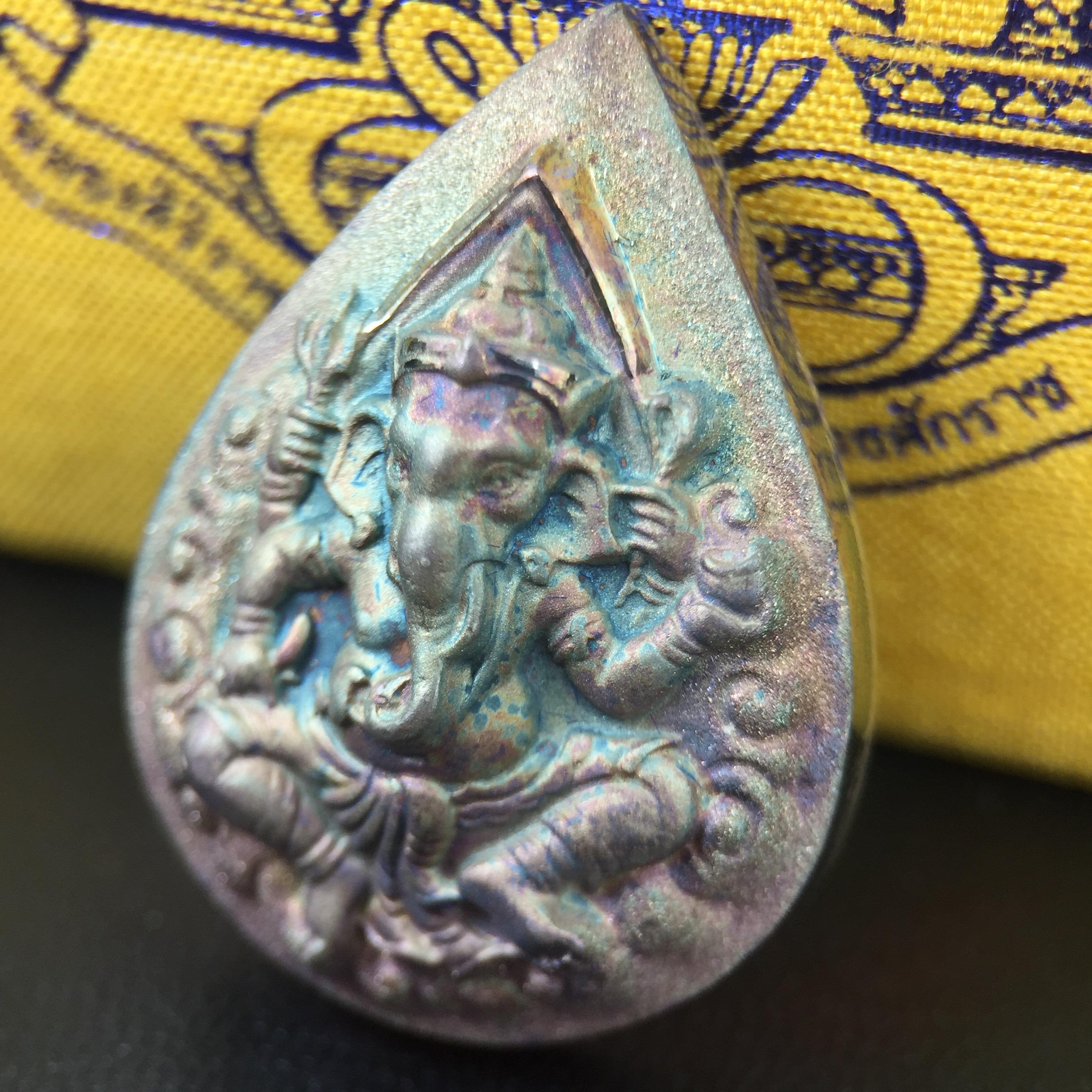 เหรียญพระพิฆเนศวร ญสส. ชุดกาญจนาภิเษกครองราชย์ 50 ปี พุทธศักราช 2538 พิมพ์ใหญ่(2.9 ซม.) เนื้อเงินผิวเดิมกลับดำขึ้นสีรุ้งเข้มขลังงดงามธรรมชาติสร้างสรรค์ สภาพสวยเดิมพร้อมกล่องบรรจุเดิม ตอกโค๊ดหมายเลขกำกับ(1ใน 5539องค์)