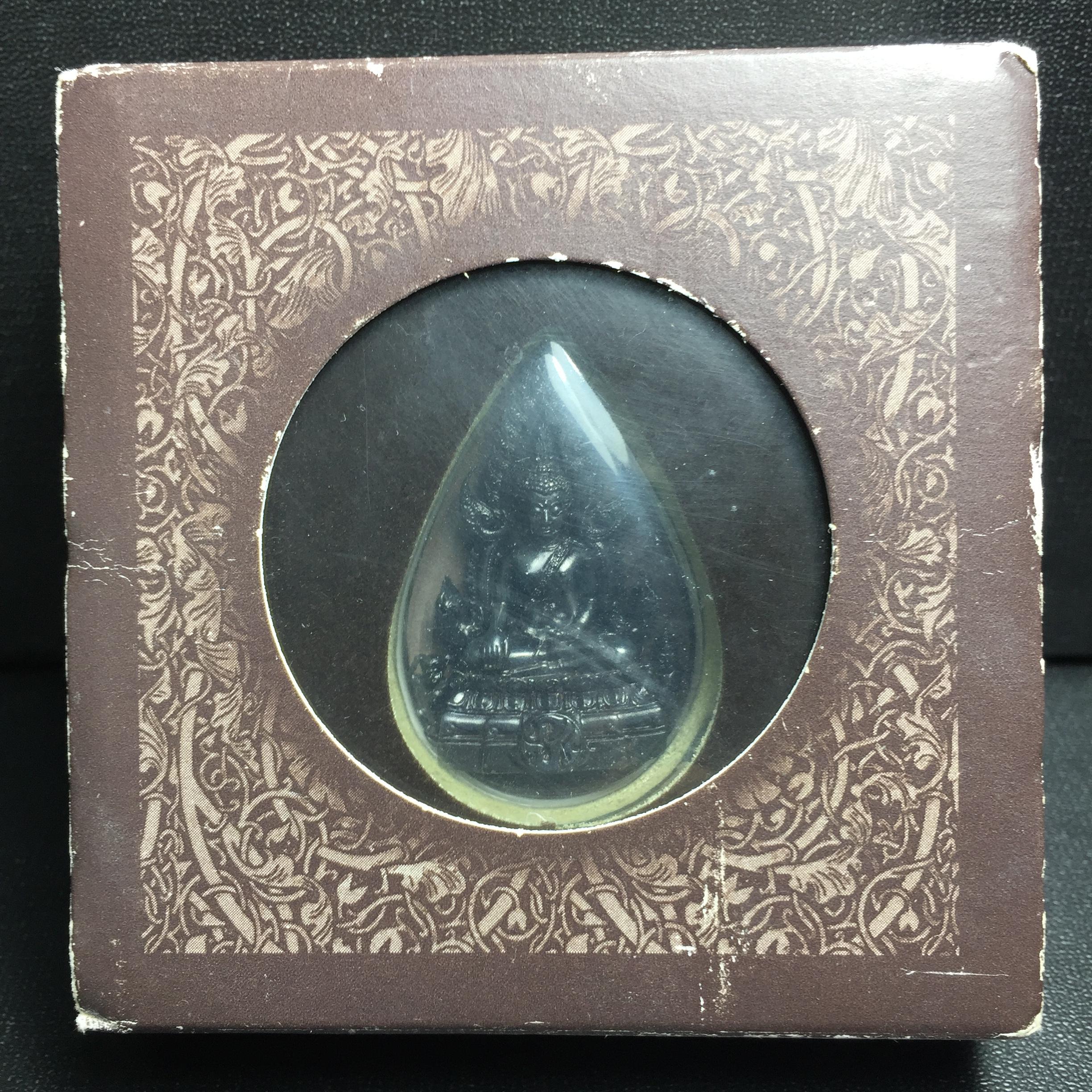 พระพุทธชินราช ภปร. โครงการ "เพราะแผ่นดินนี้ คือ แผ่นดินเกิด" ปี2548(รุ่นแรก) ลอยองค์ หน้าตัก 1/2 นิ้ว เนื้อเงินรมดำ