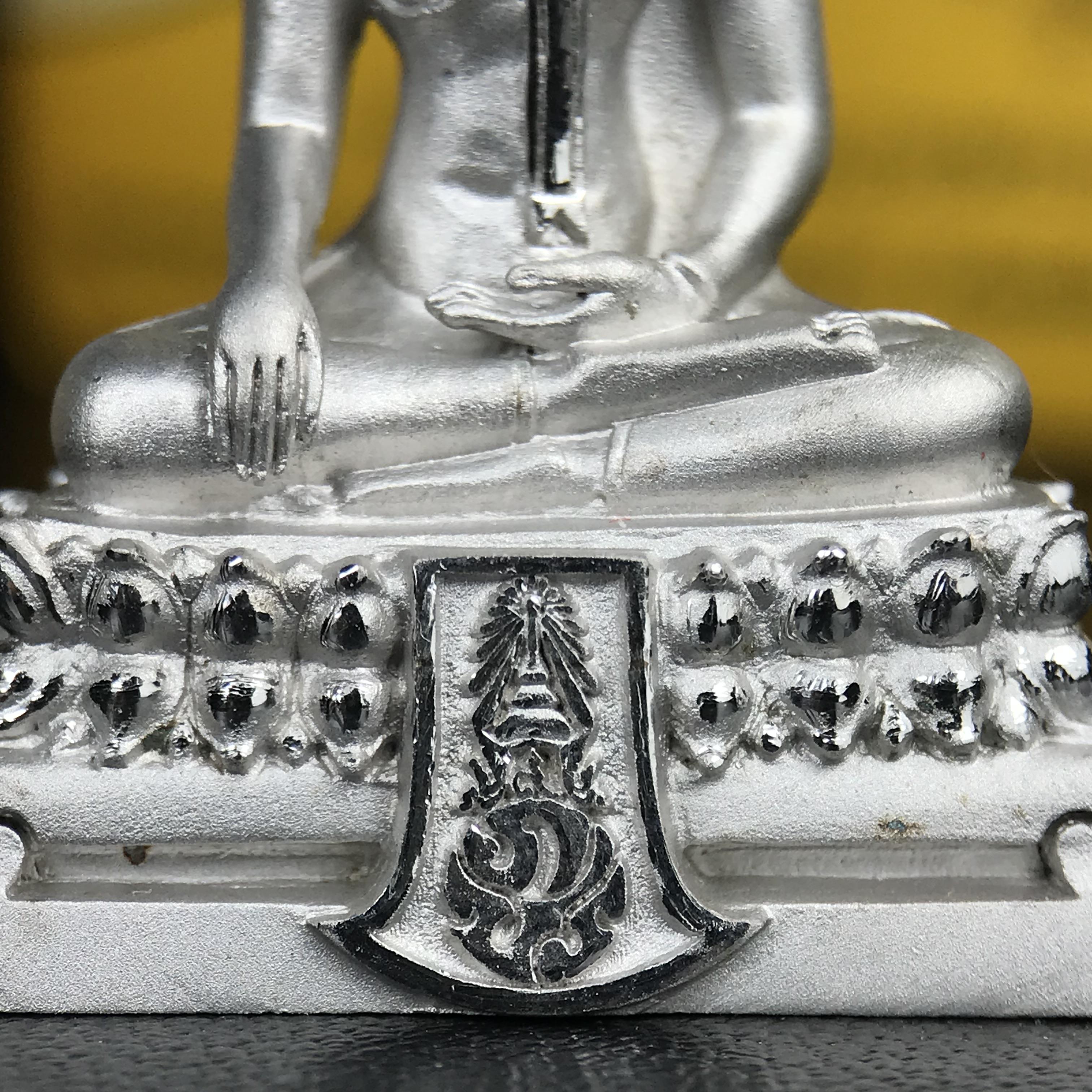 พระพุทธรูปคุ้มเกล้า ภปร.(ใต้ร่มพระบารมี คุ้มเกล้า) 60ปี โรงพยาบาลภูมิพลฯ พ.ศ.2552 เนื้อเงิน ชุบทองคำขาว(พิมพ์ใหญ่ขนาด 35.5*24 มม.)สภาพสวยเดิมพร้อมกล่องบรรจุเดิม ตอกโค๊ดหมายเลข ๘๒๒ หายาก(1ใน5000 องค์)