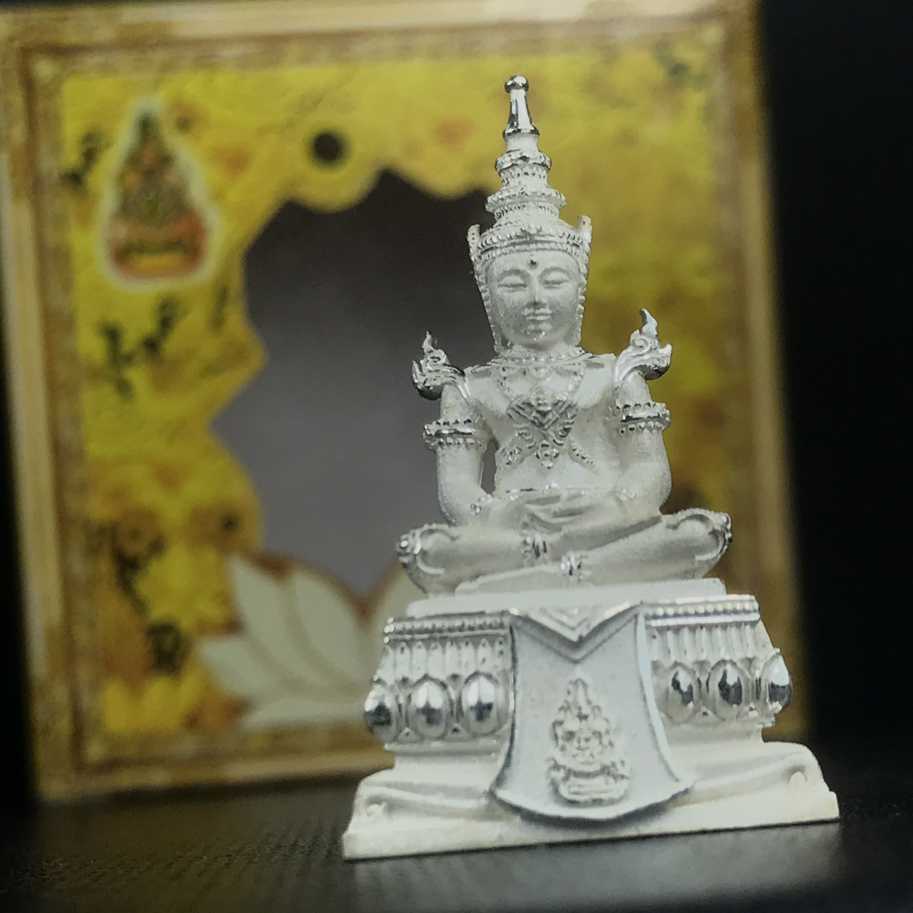 พระแก้วมรกต(จำลอง)ลอยองค์ ขนาดหน้าตัก 1/2 นิ้ว ทรงเครื่องฤดูร้อน เนื้อเงิน ตราสัญลักษณ์ฉลองสิริราชสมบัติ ครบ 60 ปี พ.ศ.2549(สภาพสวย ครบ สมบูรณ์))