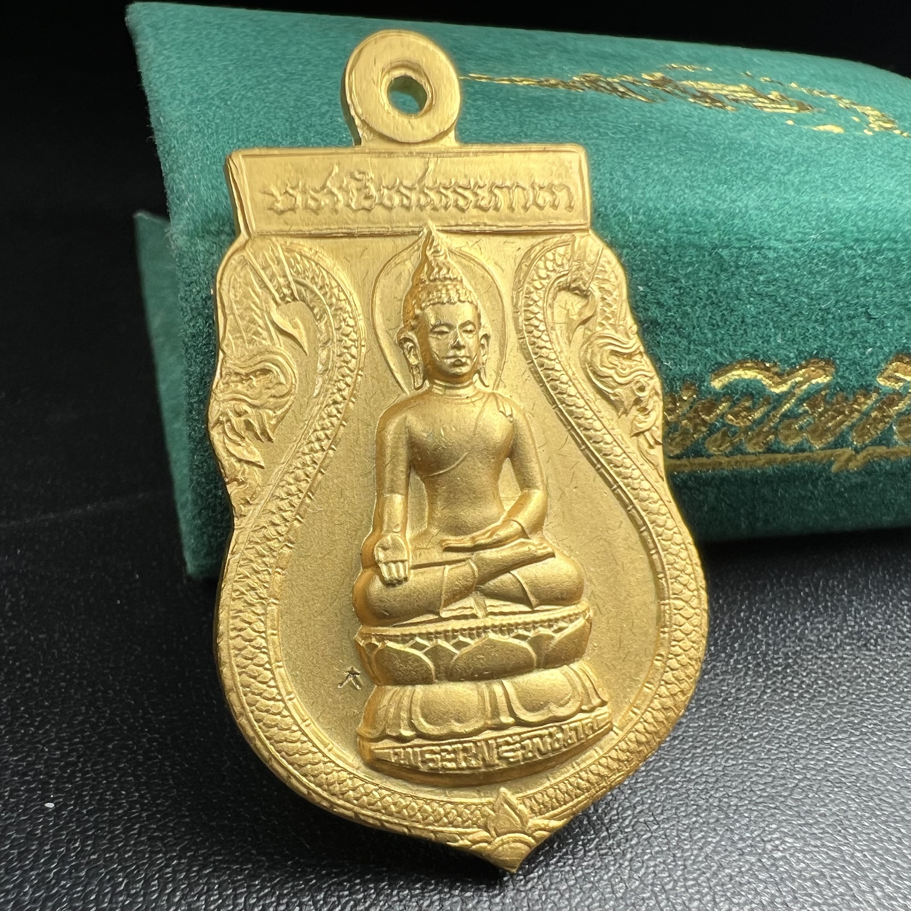 เหรียญพระไพรีพินาศ ศูนย์จริยศึกษา สธ. สมเด็จพระเทพรัตนราชสุดาฯ สยามบรมราชกุมารี เสด็จพระราชดำเนินทรงประกอบพิธีพุทธาภิเษก ณ พระอุโบสถวัดพระศรีรัตนศาสดาราม วันที่ 27 มีนาคม 2540 เนื้อฝาบาตรกะไหล่ทอง พร้อมกล่องบรรจุเดิม