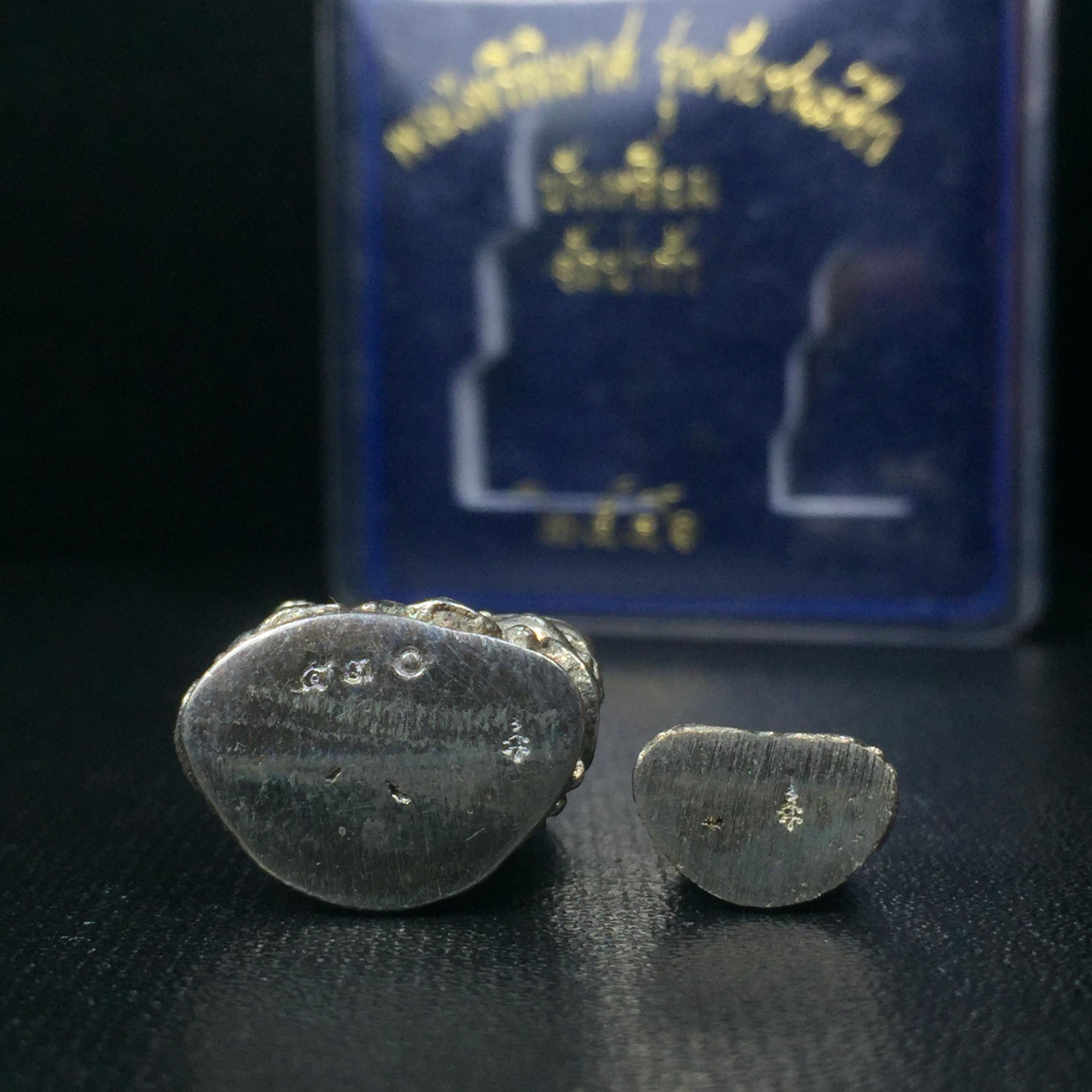 พระไพรีพินาศ วัดบวรนิเวศวิหาร รุ่นชัยชนะศึก ปี2546 พิมพ์บัวเหลี่ยม เนื้ออัลปาก้า หมายเลข 530(สภาพสวยพร้อมกล่องบรรจุเดิมครบสมบูรณ์)(พระดี พิธีใหญ่ มวลสารเด่น รุ่นนิยม)