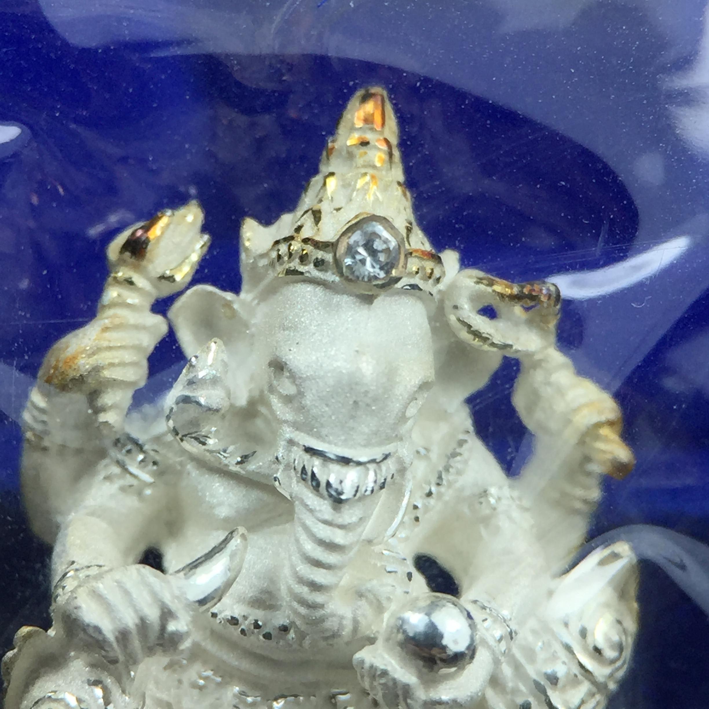 พระพิฆเณศวร วัดบวรนิเวศวิหาร ปี 2542 เนื้อเงินพ่นทรายขัดเงาบางส่วน(ฝังพลอย1เม็ด)(ขนาด 2* 1.4 ซม.) สภาพสวยซีนซองเดิมพร้อมกล่องบรรจุเดิม ตอกโค๊ดหมายเลขกำกับ(ผิวเดิมขึ้นสีรุ้งธรรมชาติ สวย)(คัดสภาพสวยเดิม พิธีใหญ่ พุทธศิลป์งดงาม)