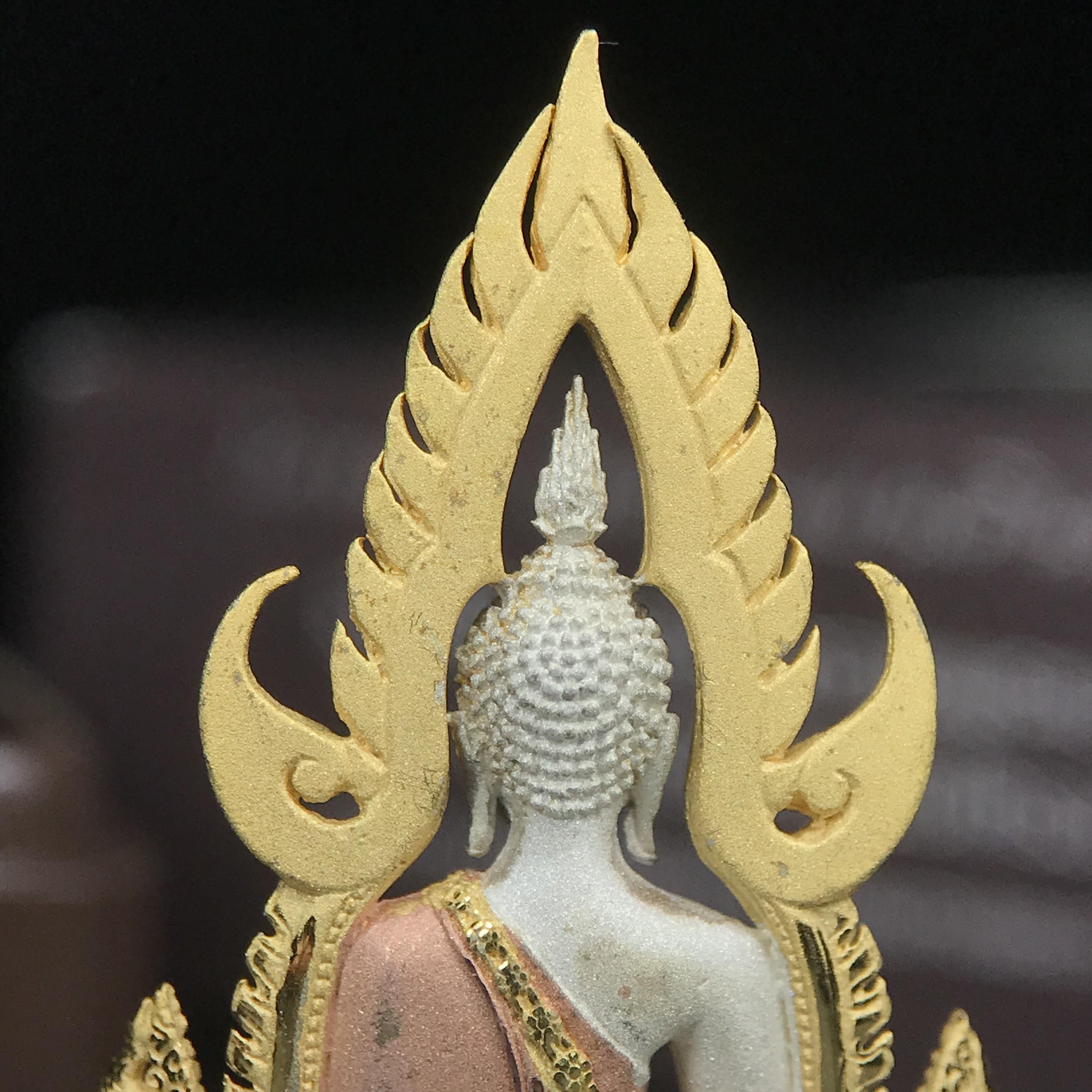 พระพุทธชินราช ภปร. โครงการ "เพราะแผ่นดินนี้ คือ แผ่นดินเกิด" ปี 2548(รุ่นแรก) ลอยองค์เนื้อเงินสามกษัตริย์ หน้าตัก 1/2 นิ้ว (ขนาด 3.5 x 2.5 ซม.) พุทธศิลป์งดงามทรงคุณค่า รุ่นยอดนิยม(องค์หมายเลข ๘๘๔๖)