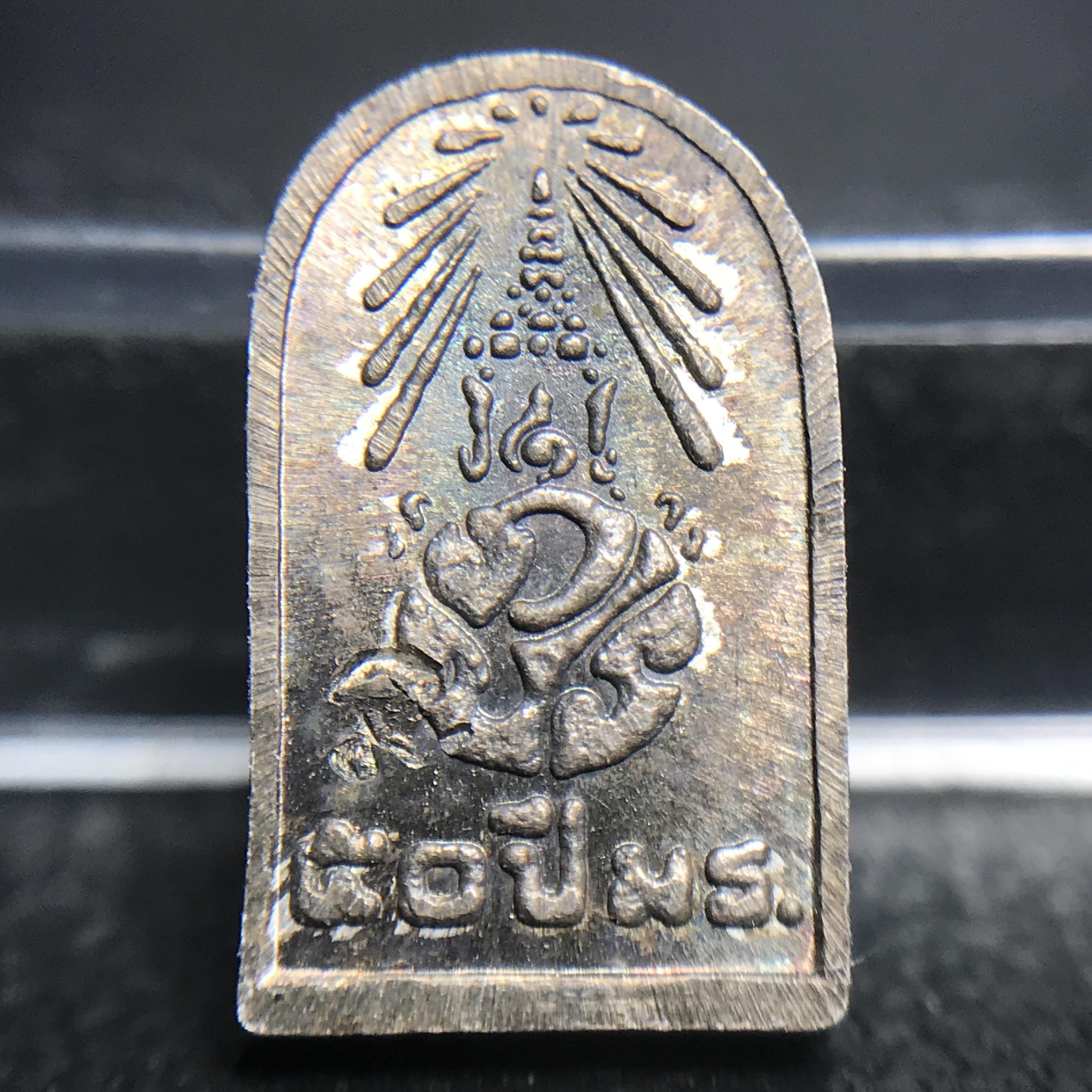 พระปรกใบมะขาม พระพุทธสิหิงค์ ภปร. ธรรมศาสตร์ 50ปี เนื้อเงิน(ในหลวงรัชกาลที่9 เสด็จเททอง)(พระปรกใบมะขาม ภปร. รุ่นแรก)(คัดสภาพสวยคมชัด ผิวเดิม)หายาก