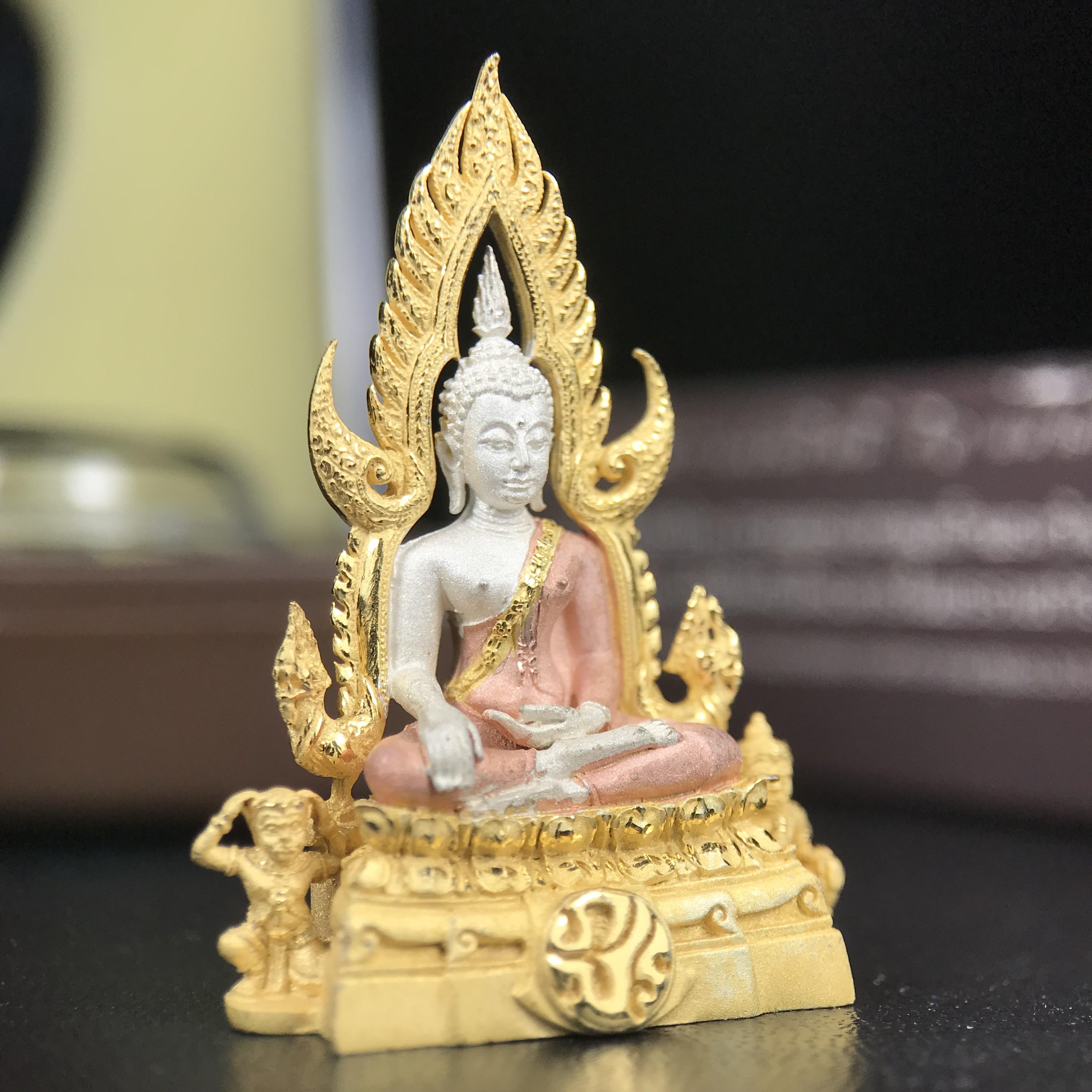 พระพุทธชินราช ภปร. โครงการ "เพราะแผ่นดินนี้ คือ แผ่นดินเกิด" ปี 2548(รุ่นแรก) ลอยองค์เนื้อเงินสามกษัตริย์ หน้าตัก 1/2 นิ้ว (ขนาด 3.5 x 2.5 ซม.) พุทธศิลป์งดงามทรงคุณค่า รุ่นยอดนิยม