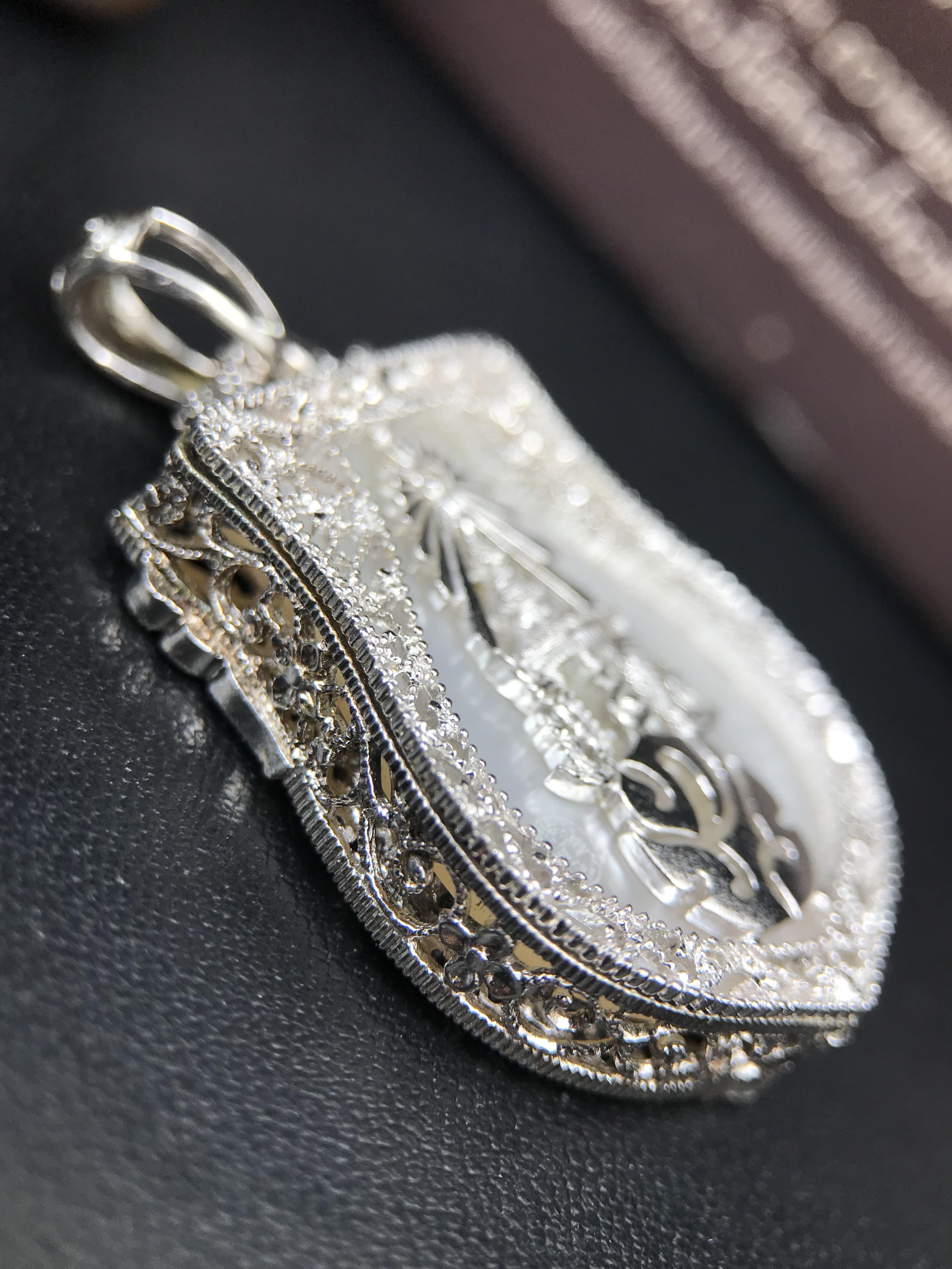 พระพุทธชินราช ภปร. โครงการ "เพราะแผ่นดินนี้ คือ แผ่นดินเกิด" ปี2548(รุ่นแรก) เหรียญทรงเสมา ขนาด 21 x 29 มม.เนื้อเงินสามกษัตริย์ องค์พระชุบสามกษัตริย์ ล้อมด้วยกรอบเงินชุบทองคำขาวสลักเสลาเป็นลวดลายละเอียดอ่อน ส่วนพื้นองค์พระเป็นเปลือกหอยมุขงดงาม