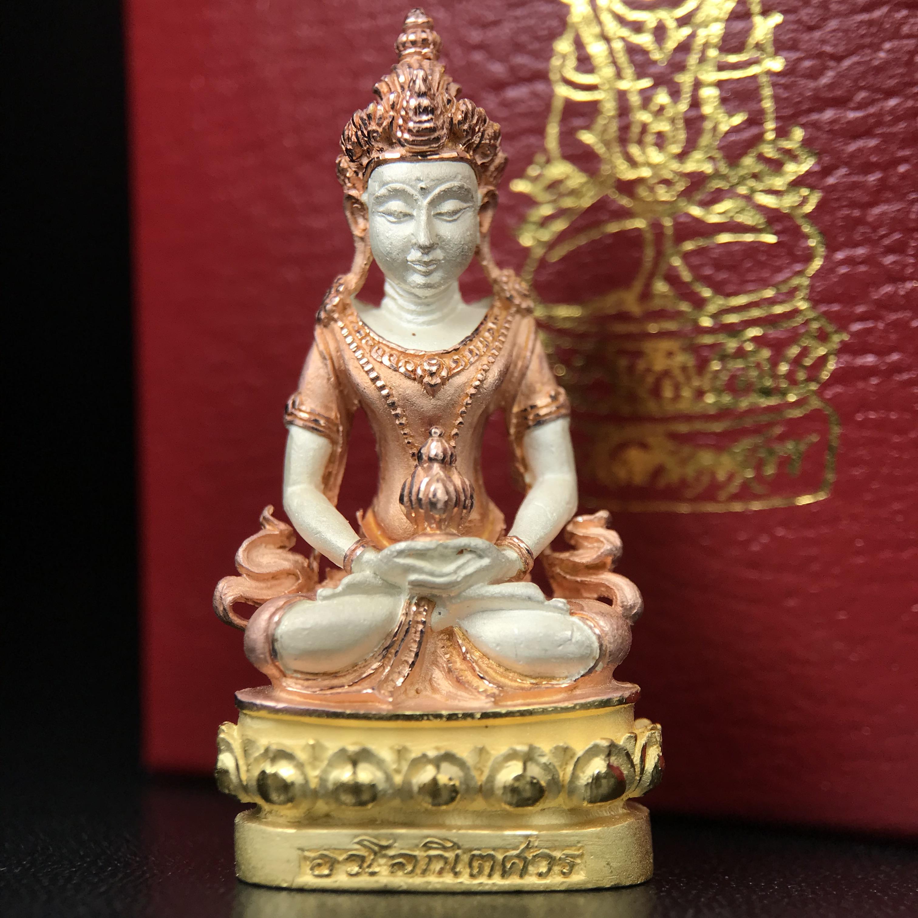 พระกริ่งอวโลกิเตศวร ( เจ้าแม่กวนอิม ) วัดโพธิ์แมนคุณาราม รุ่นอุดมโภคทรัพย์ พ.ศ.2539 เนื้อเงิน 3 กษัตริย์ ผิวสวยเดิมพร้อมกล่องบรรจุเดิม (อีกหนึ่งรุ่นยอดนิยม พุทธศิลป์สวยงดงาม)