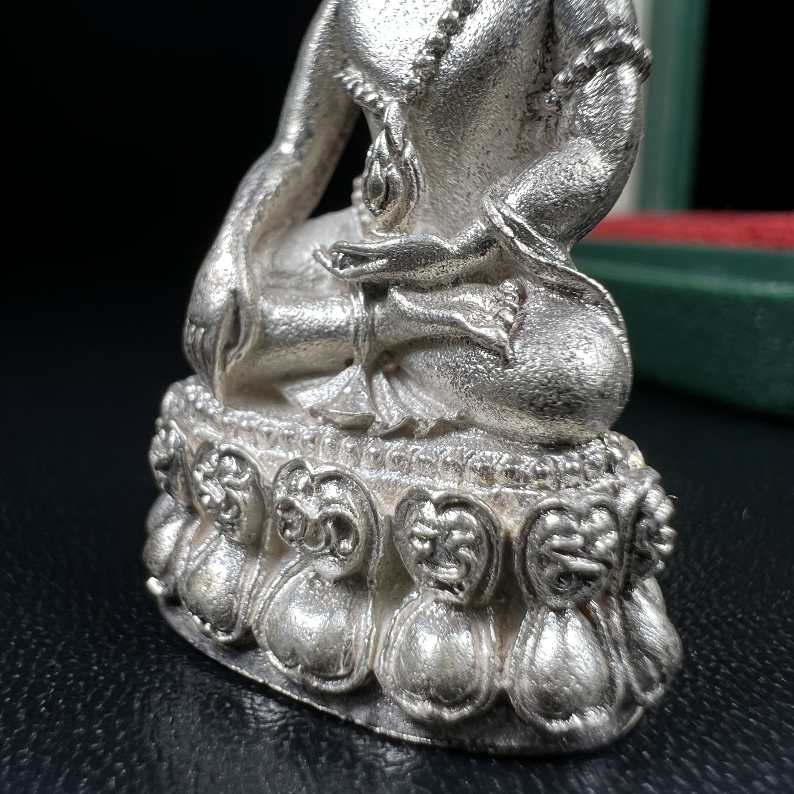 พระกริ่งวาสนาสมเด็จพระสังฆราช(วาสน์)วัดราชบพิธฯ ปี2531 เนื้อเงิน สร้างเป็นที่ระลึกในคราวที่สมเด็จพระอริยวงศาคตญาณ สมเด็จพระสังฆราช(วาสน์ วาสโน)มีพระชนมายุครบ90พรรษา(ในหลวง ร.9 เสด็จในพิธี)งานแกะแม่พิมพ์โดย นายช่างเกษม มงคลเจริญ)(1 ใน 191 องค์)หายาก