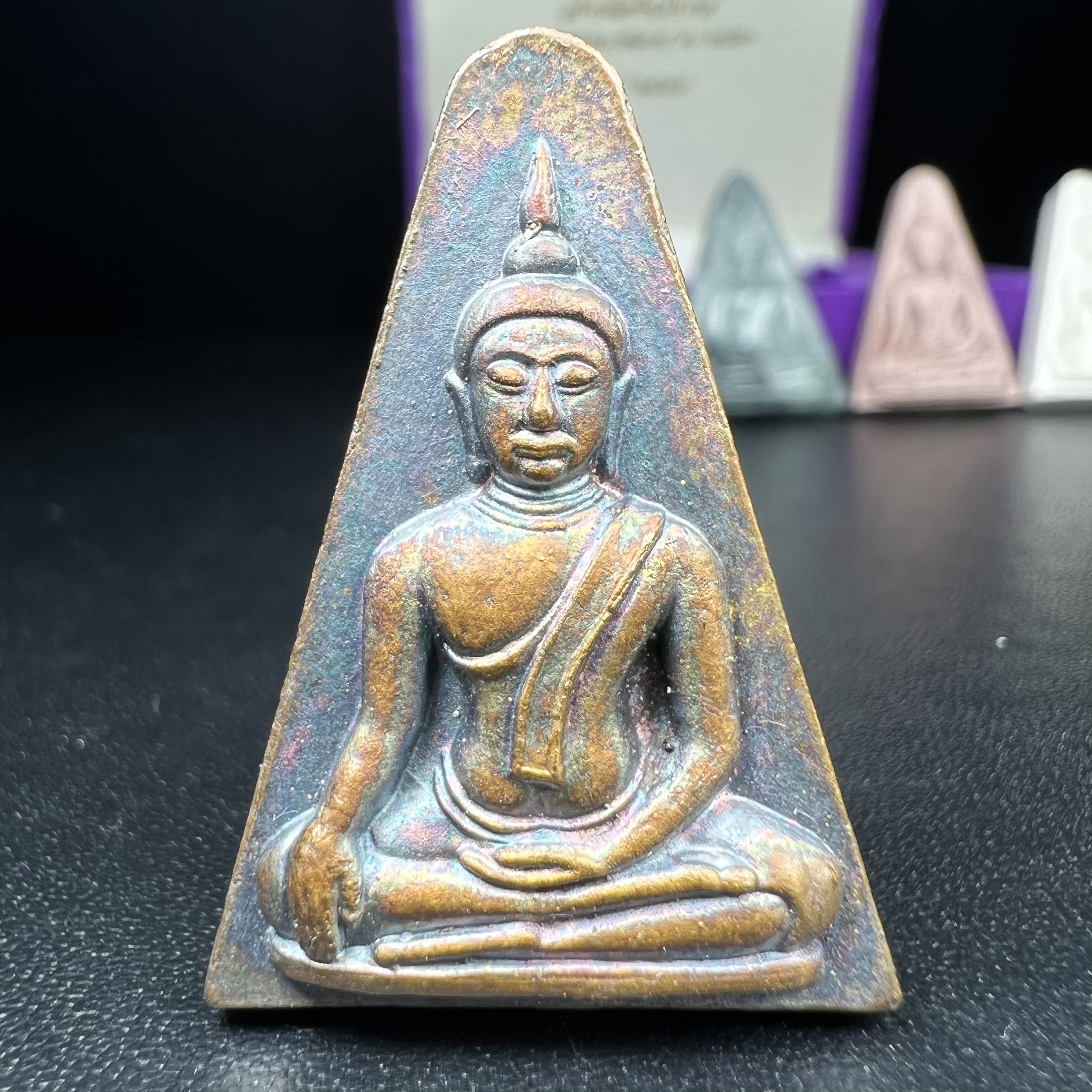 พระนางพญาเสน่ห์จันทร์ สธ. สร้างในวโรกาสทรงเจริญพระชนมายุ 50 พรรษา สมเด็จพระเทพฯ พ.ศ.2548 ชุดพิเศษ (1 ใน 5000 ชุด)หายาก