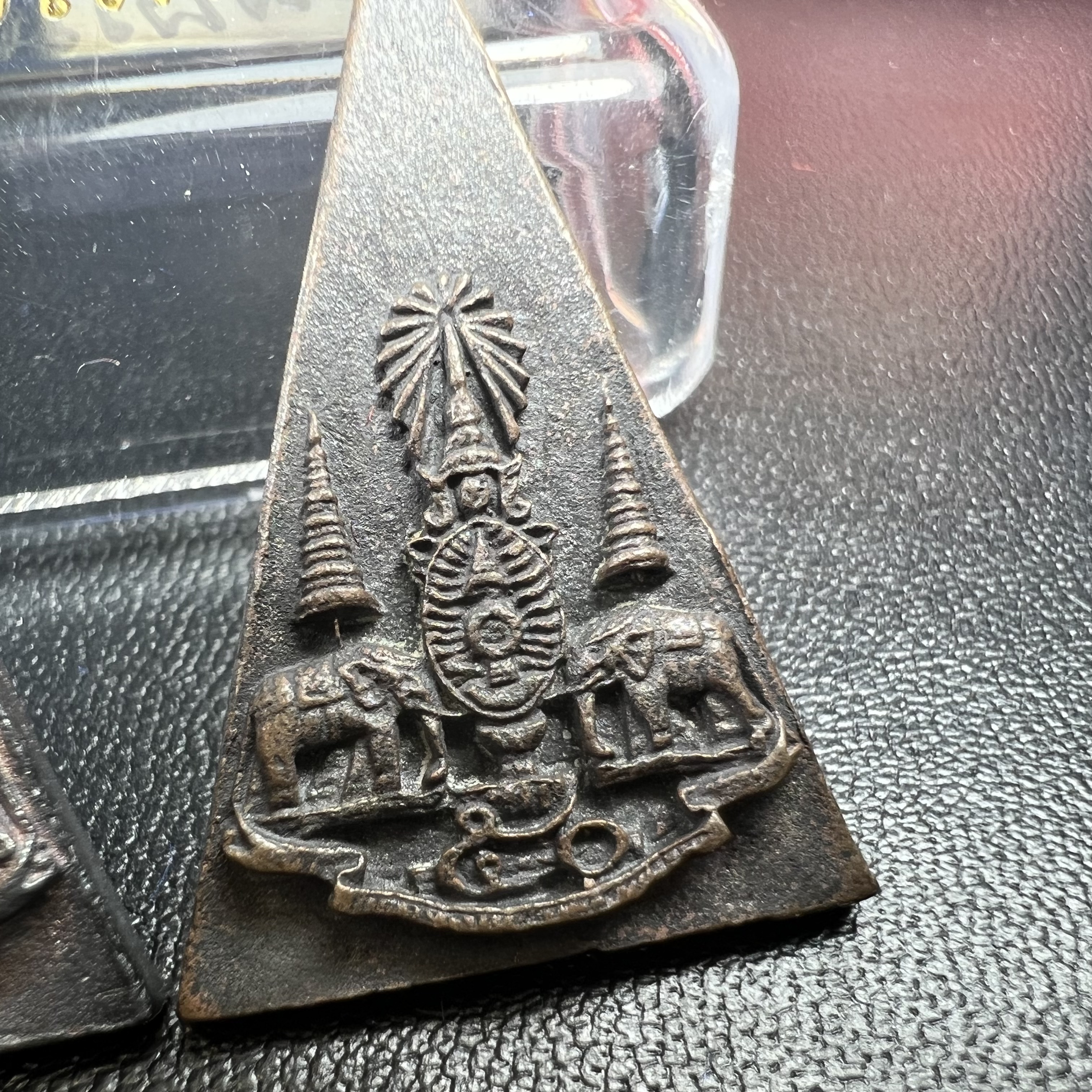 พระกำลังแผ่นดิน (สมเด็จจิตรลดา2) จัดสร้างเฉลิมพระเกียรติ ร.9 ครองราชย์ 50 ปี 2539 เนื้อเงิน(ผิวเดิมกลับดำ รุ้งๆสวย)+เนื้อนวโลหะ(สร้างน้อยหายาก)พร้อมกล่องบรรจุเดิมครบสมบูรณ์(1ใน2539องค์)