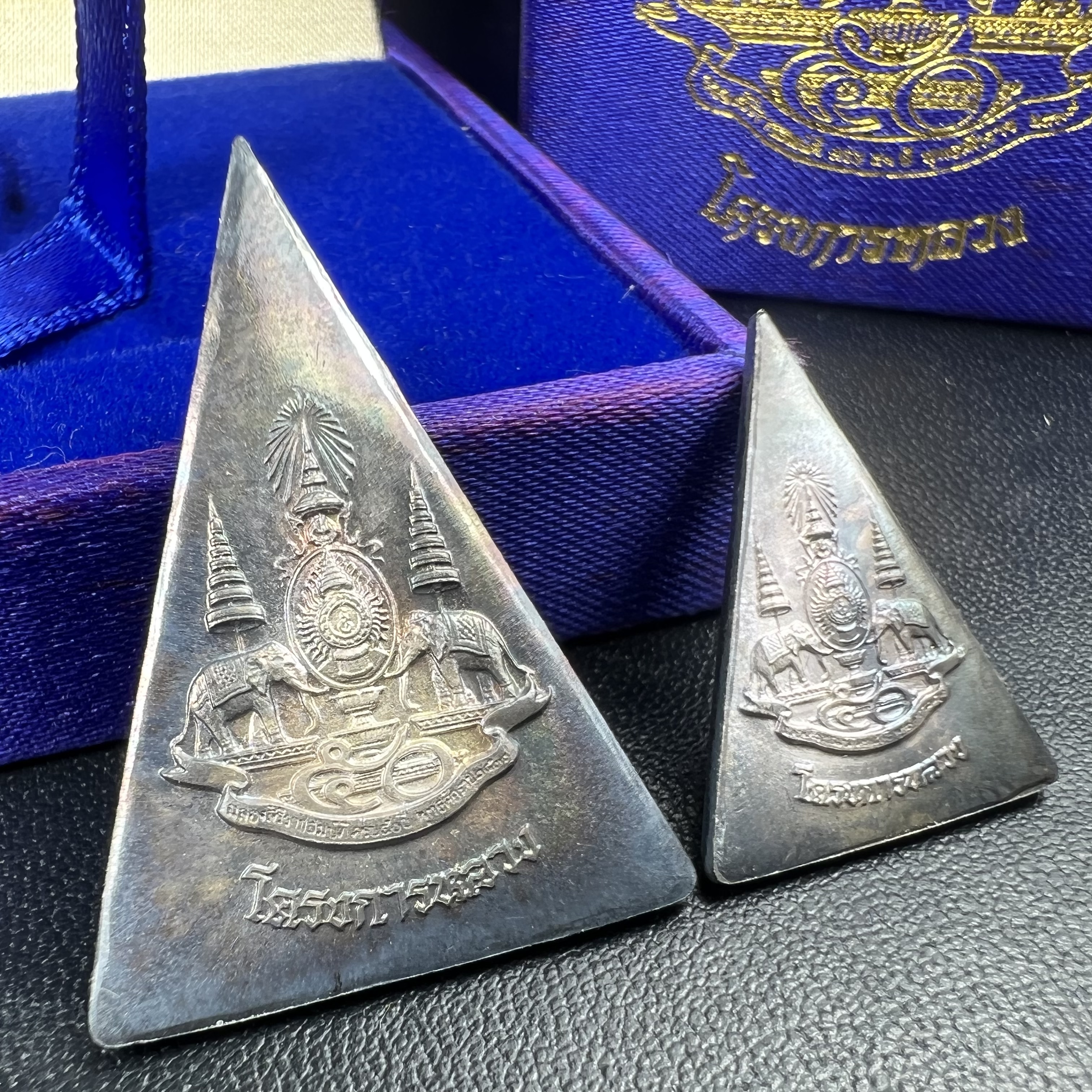 พระพุทธนวราชบพิตร พระพิมพ์จิตรลดา โครงการหลวง ปี2539 (พิมพ์ใหญ่+พิมพ์เล็ก) เนื้อเงินผิวเดิมขึ้นสีรุ่ง สวย แบบนิยมพร้อมกล่องบรรจุเดิม พิธีใหญ่ ปลุกเสกวัดพระแก้ว(1ชุด 2 องค์)