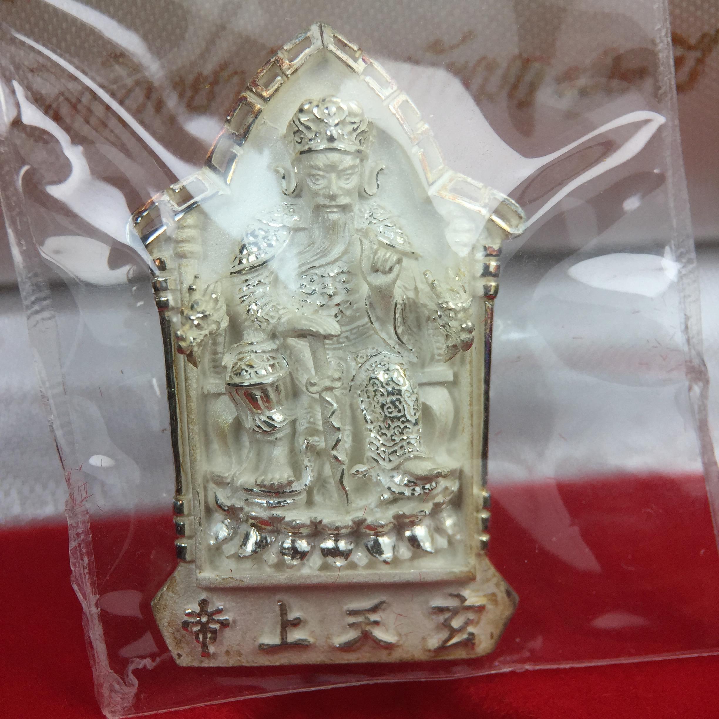 เหรียญรูปเหมือนเจ้าพ่อเสือ (ตั่วเหล่าเอี๊ย)รุ่นสองแผ่นดิน ปี 2542 หลัง ตราสัญลักษณ์ ภปร. 6รอบ 72 พรรษาในหลวงรัชกาลที่9 เสือคาบดาบ เหรียญหล่อ 3 มิติ เนื้อเงิน พิมพ์ใหญ่ ปลุกเสก ณ วัดมังกรกมลาวาส(เล่งเน่ยยี่)สภาพสวยซีนซองเดิมกล่องครบเดิม