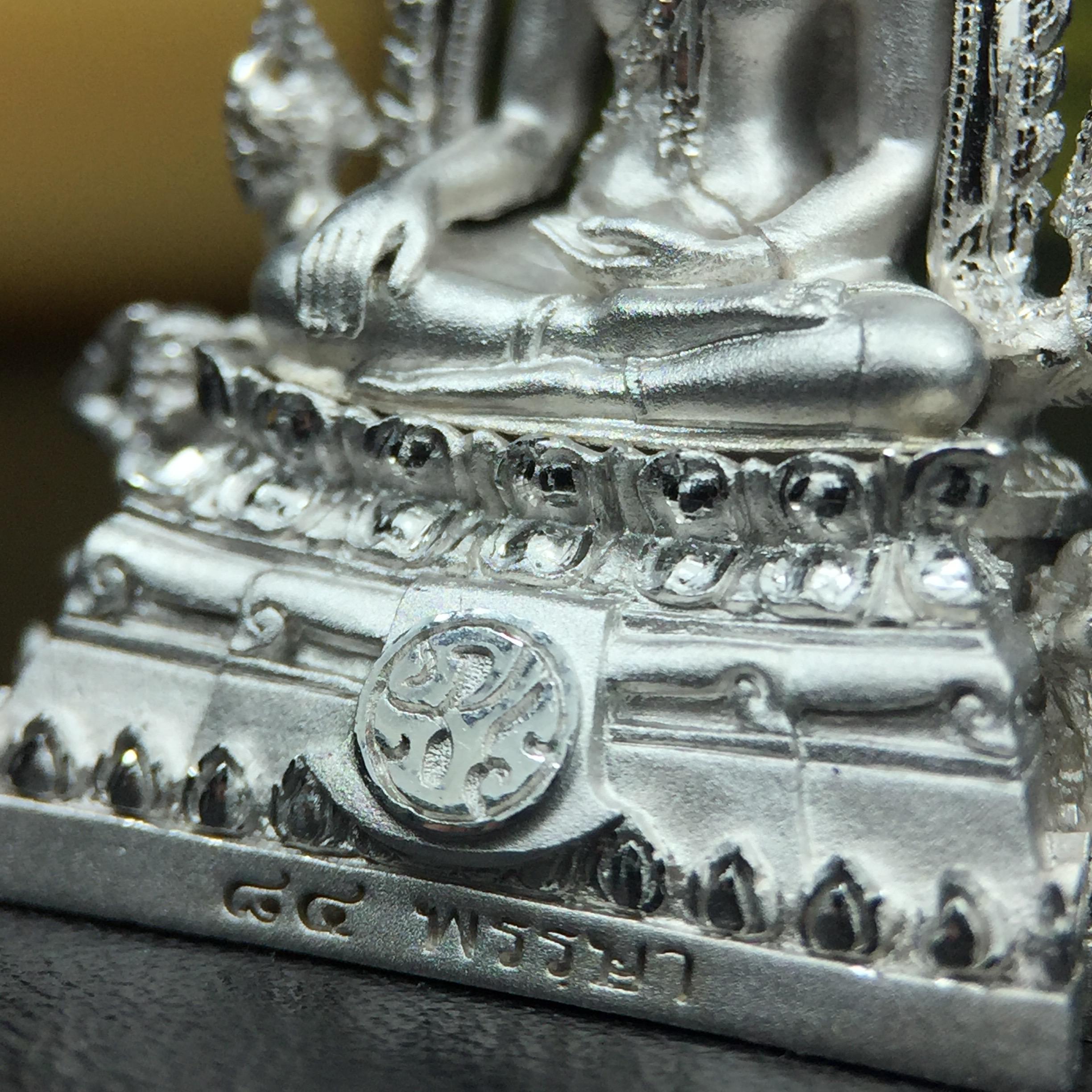 พระพุทธชินราช(จำลอง) ภปร. 84 พรรษา ปี 2554 เนื้อเงินชุบทองคำขาว พิมพ์กลางขนาดหน้าตัก 1/2 นิ้ว(พระราชทานมวลสาร จิตรลดาและเส้นพระเจ้า(เส้นผม)รัชกาลที่9)พุทธศิลป์ทรงคุณค่าอีกหนึ่งรุ่นยอดนิยม(องค์หมายเลขสวย เลขคู่ 1155)