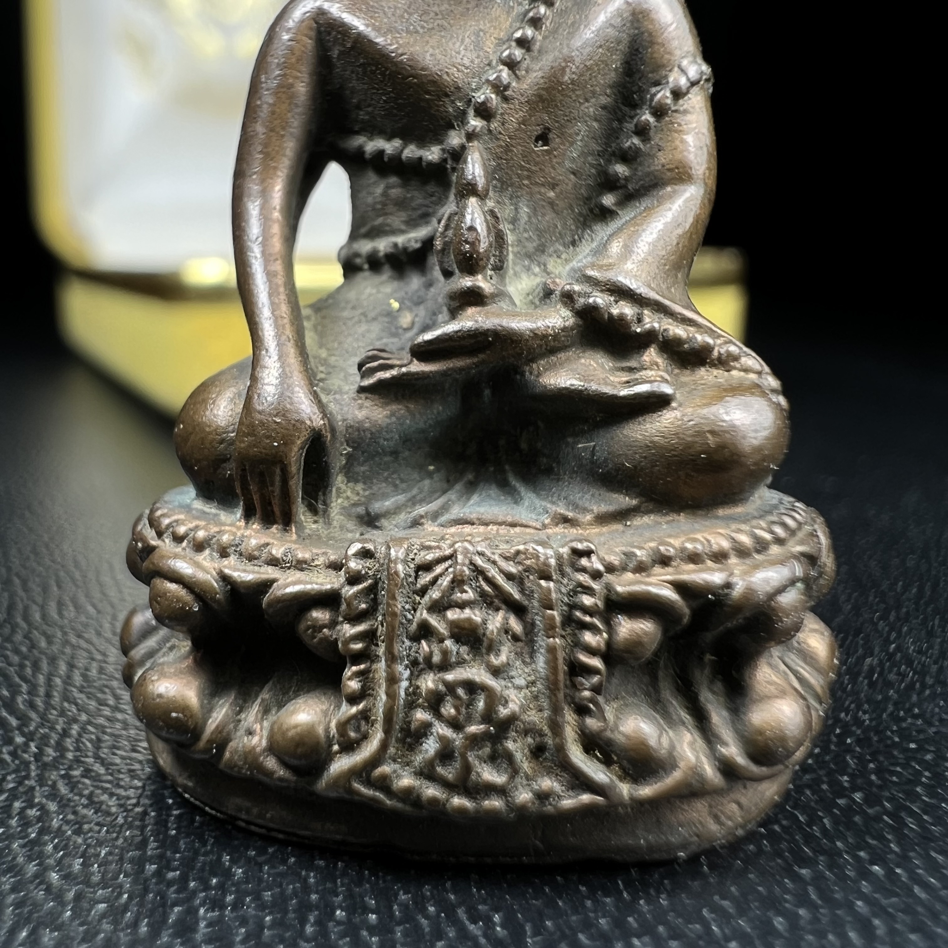 วัตถุมงคลคุ้มเกล้าฯ มหามงคลเฉลิมพระชนมพรรษา 6 รอบ รัชกาลที่ 9 ชุดพิเศษกรรมการ(หายาก) (ในหลวงรัชกาลที่9 ทรงจุดไฟพระฤกษ์และเททอง พิธีใหญ่)ยอดนิยมหายาก