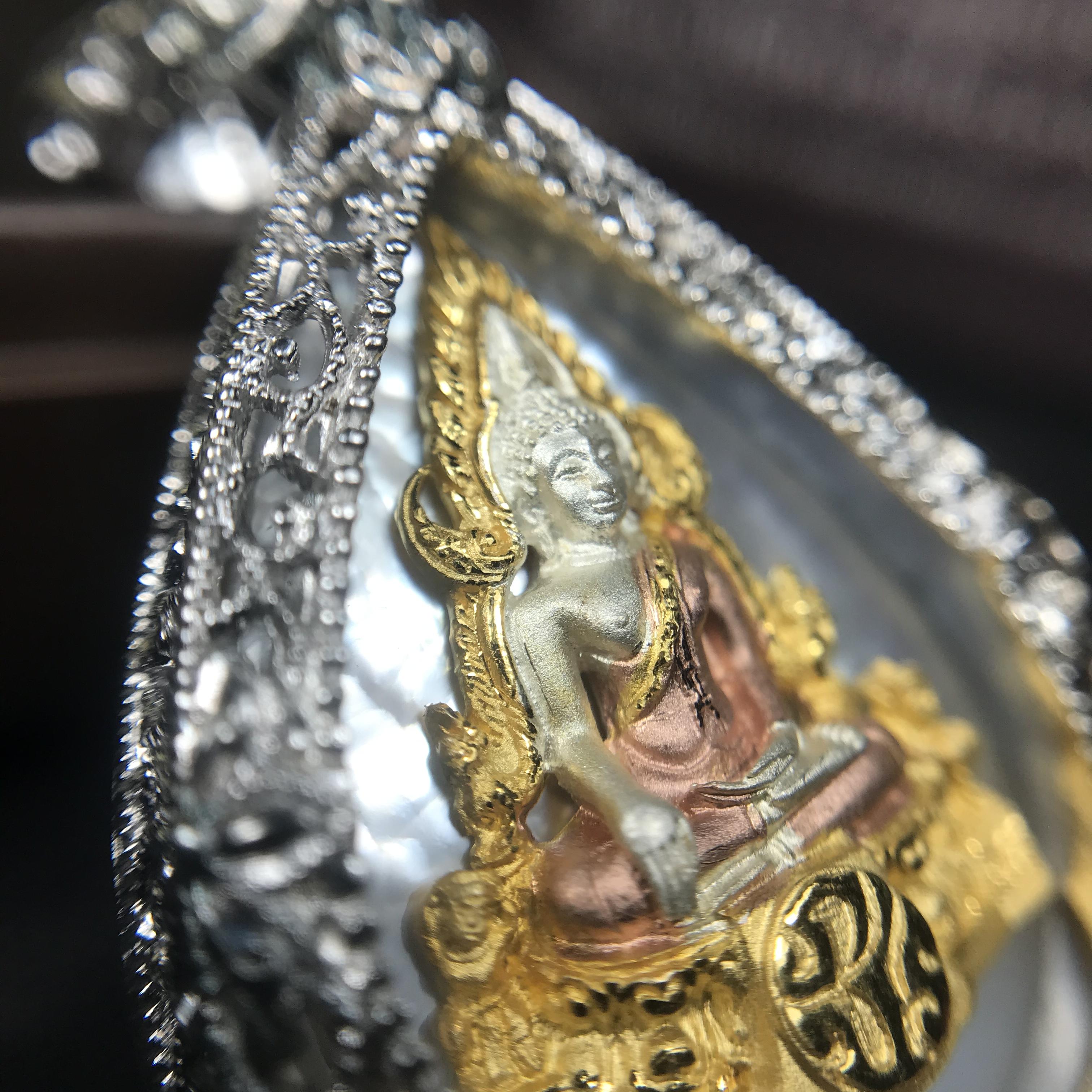 พระพุทธชินราช ภปร. โครงการ "เพราะแผ่นดินนี้ คือ แผ่นดินเกิด" ปี2548(รุ่นแรก) เหรียญทรงหยดน้ำ ขนาด 21 x 31 มม. เนื้อเงินสามกษัตริย์