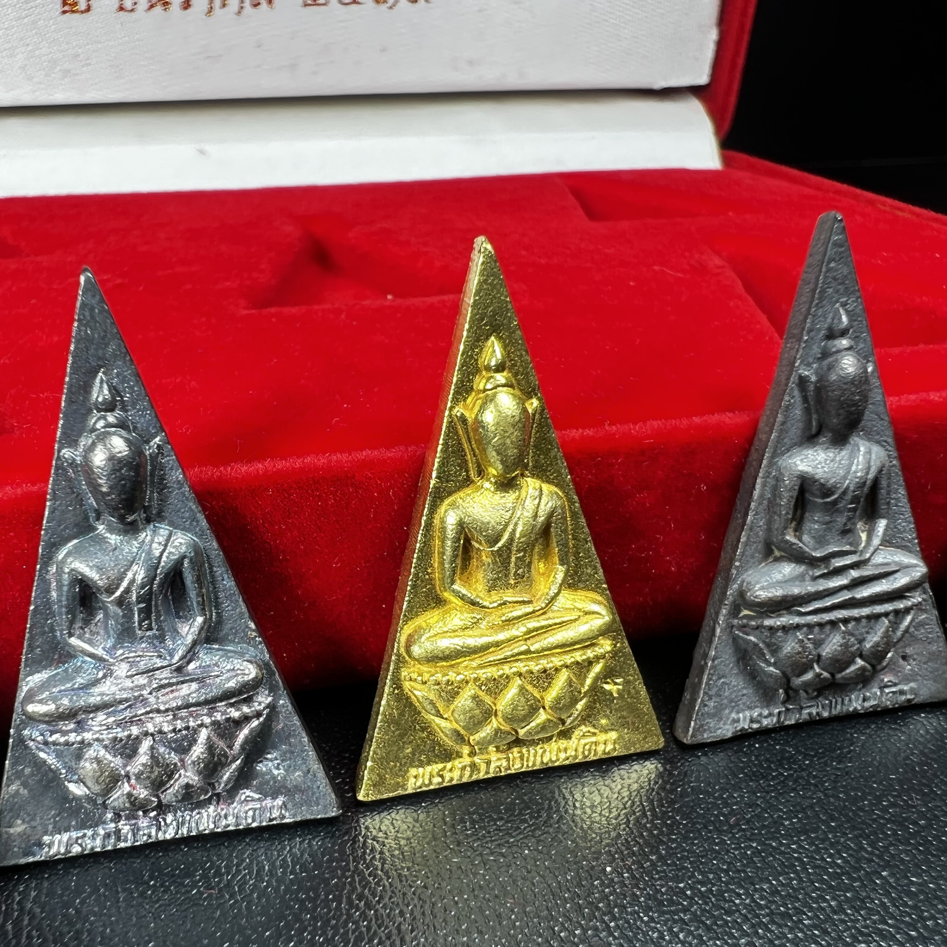 พระกำลังแผ่นดิน (สมเด็จจิตรลดา2) จัดสร้างเฉลิมพระเกียรติ ร.9 ครองราชย์ 50 ปี 2539 ชุดทองคำ(ประกอบด้วยเนื้อทองคำ+เนื้อเงิน+เนื้อนวโลหะ+เนื้อผง2องค์)(สร้างน้อยหายาก)พร้อมกล่องบรรจุเดิมครบสมบูรณ์(1ใน 1500ชุด)