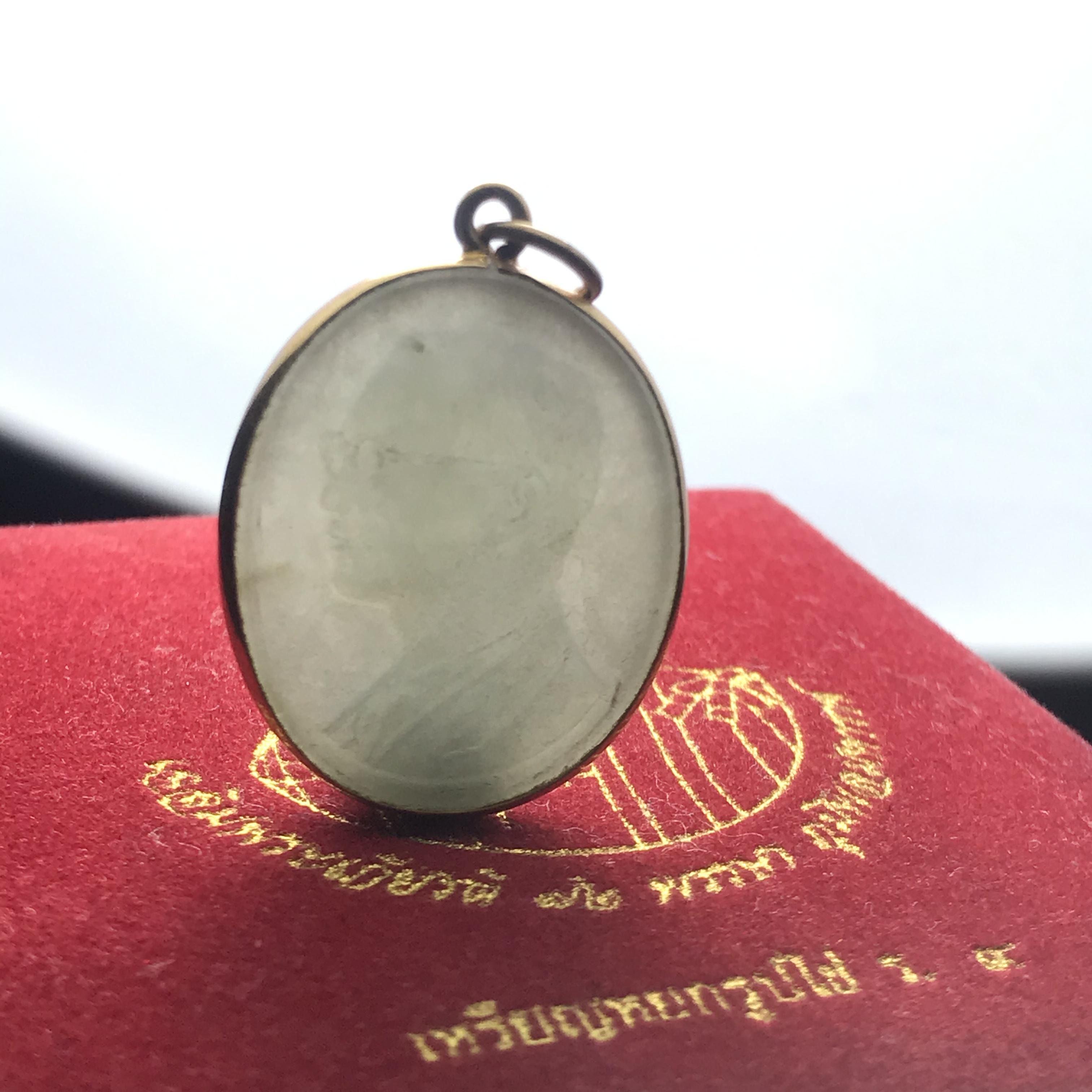 พระบรมฉายาลักษณ์ ร.9 เหรียญหยกรูปไข่เลี่ยมทองคำแท้ เฉลิมพระเกียรติ 72 พรรษา ภูมิพลมหาราช ปี 2542(หายาก)