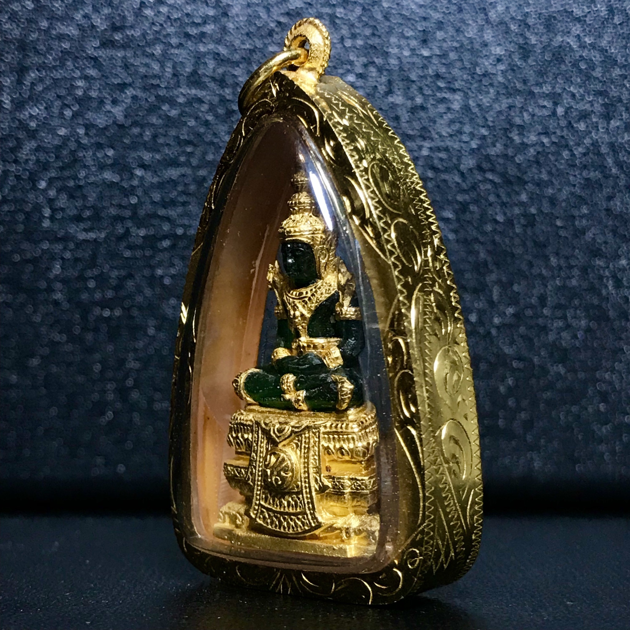 พระแก้วมรกต ภปร. ปี2547 จัดสร้างโดย รพ.ภูมิพลฯ เนื้อเรซิ่นหุ้มทองคำพิมพ์ลอยองค์ หน้าตัก 1/2 นิ้ว เลี่ยมกรอบทองคำแท้พร้อมใช้