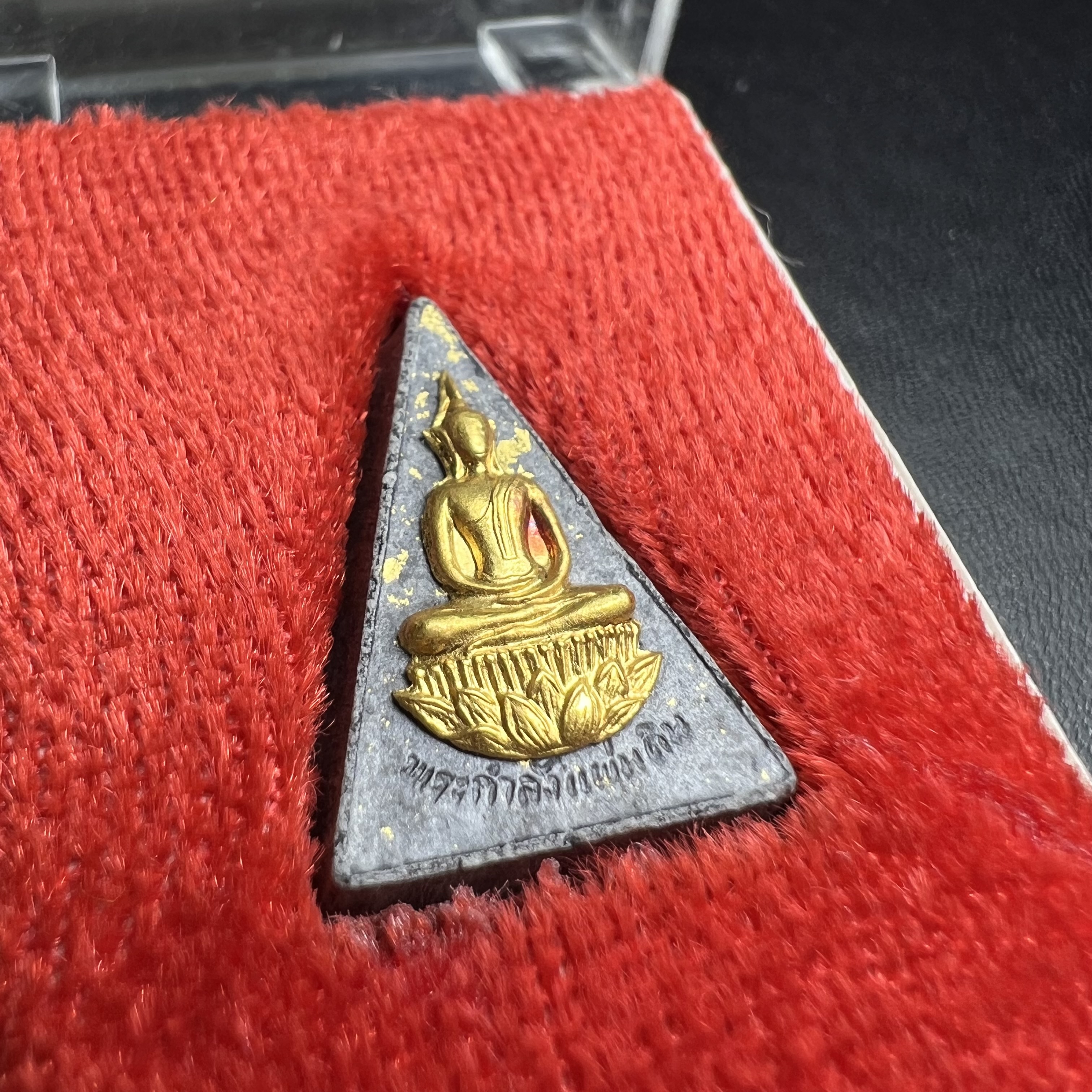 พระกำลังแผ่นดิน พระราชทาน วัดบวรนิเวศวิหาร ปี 2539 พิมพ์เล็กหน้ากากทองคำ (ในหลวง รัชกาลที่ 9 พระราชทานมวลสารจิตรลดา)นิยมหายาก