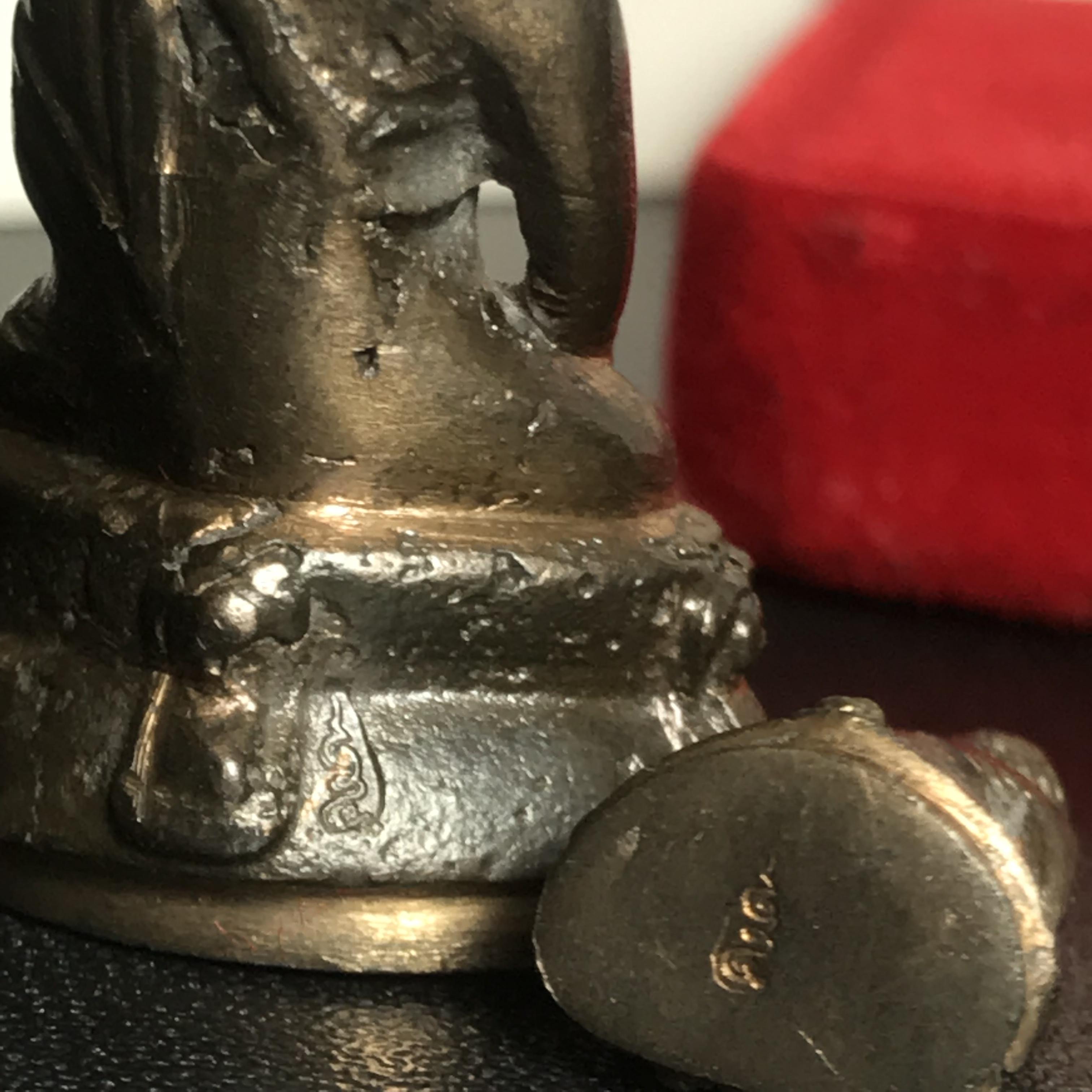 พระกริ่ง-พระชัยวัฒน์ ปวเรศ ปี2530 วัดบวรนิเวศราชวรวิหาร(ในหลวง ร.9 เสด็จเททอง)(บรรจุเส้นเกศาในหลวงรัชกาลที่9)พร้อมสูจิบัตรเดิมตอนจัดสร้าง