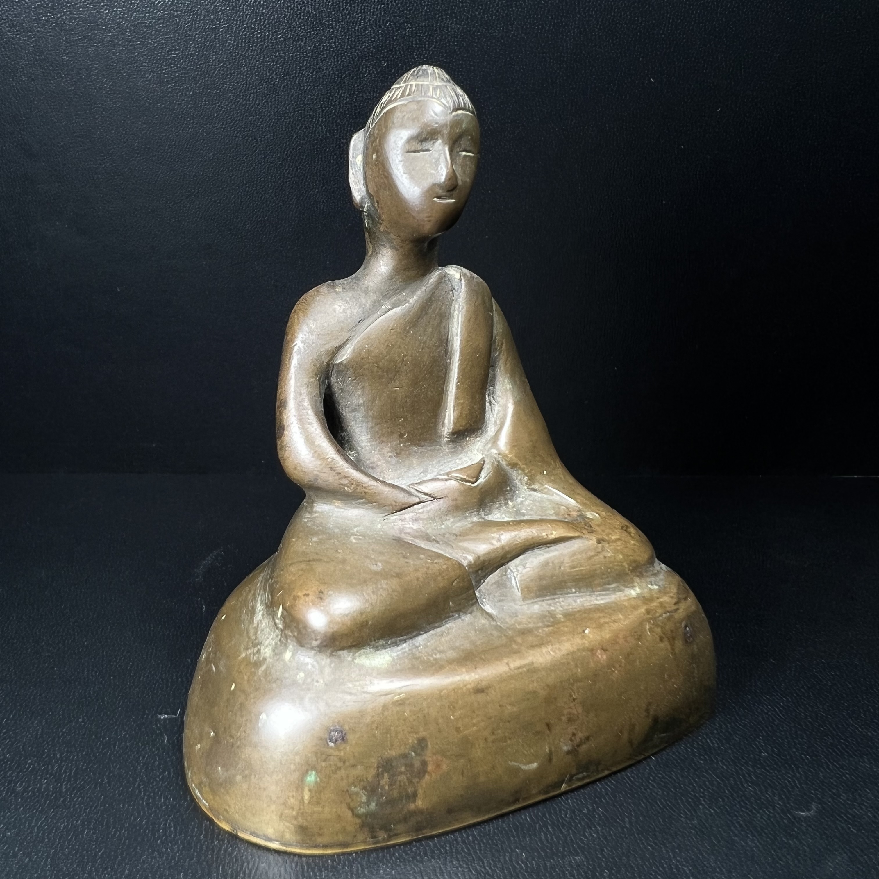 พระพุทธรูปฝีพระหัตถ์สมเด็จย่า ขนาดบูชาหน้าตัก 2 นิ้ว จัดสร้างขึ้นเนื่องในวาระครบ 6 รอบ เมื่อวันที่21 ตุลาคม พ.ศ.2515 (ในหลวงรัชกาลที่ 9 เสด็จพระราชดำเนินทรงเททอง)พิธีปลุกเสกยิ่งใหญ่ เกจิ 108 รูป ร่วมปลุกเสก หายากพบเจอน้อยมาก