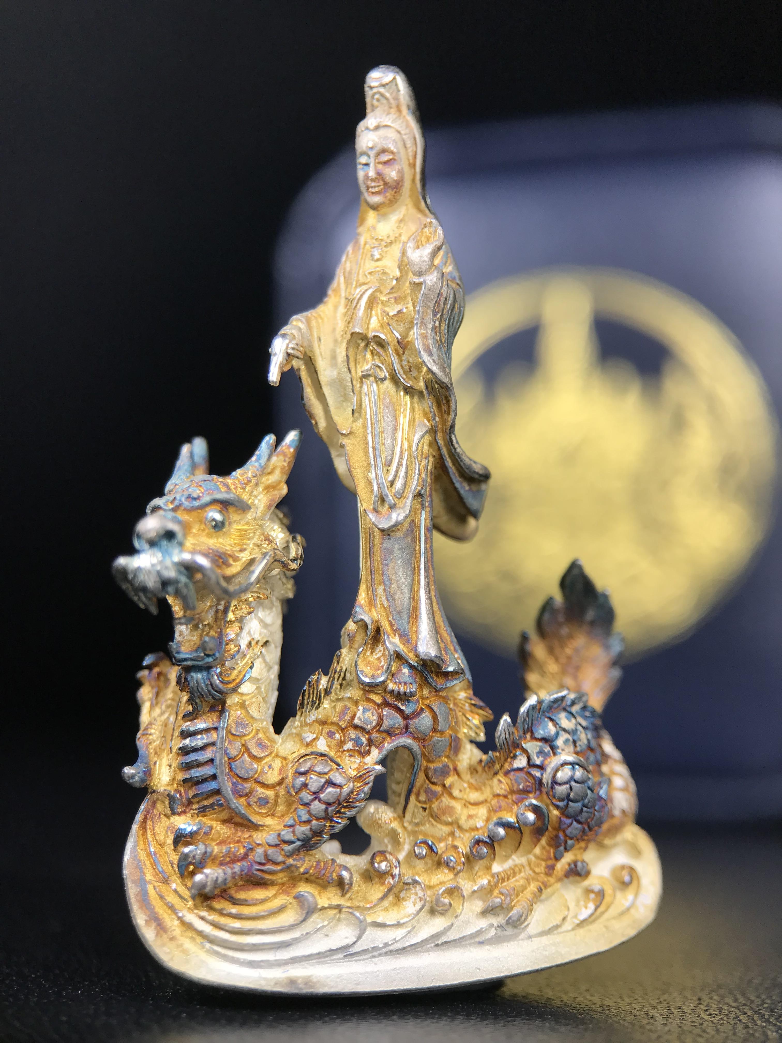 รูปหล่อลอยองค์พระโพธิสัตว์กวนอิม ทรงประทับมังกร จ.ระนอง ปี 2539 เนื้อเงิน พิมพ์ใหญ่(ผิวรุ้งไฟ)(สภาพผิวเดิมขึ้นสีรุ้งธรรมชาติสวยแบบนิยม)(เสน่ห์พระเนื้อเงินสีสันที่ธรรมชาติสรรค์สร้าง)เฉลิมฉลองในวโรกาสที่พระบาทสมเด็จพระเจ้าอยู่หัวทรงครองสิริราชสมบัติครบ50ปี