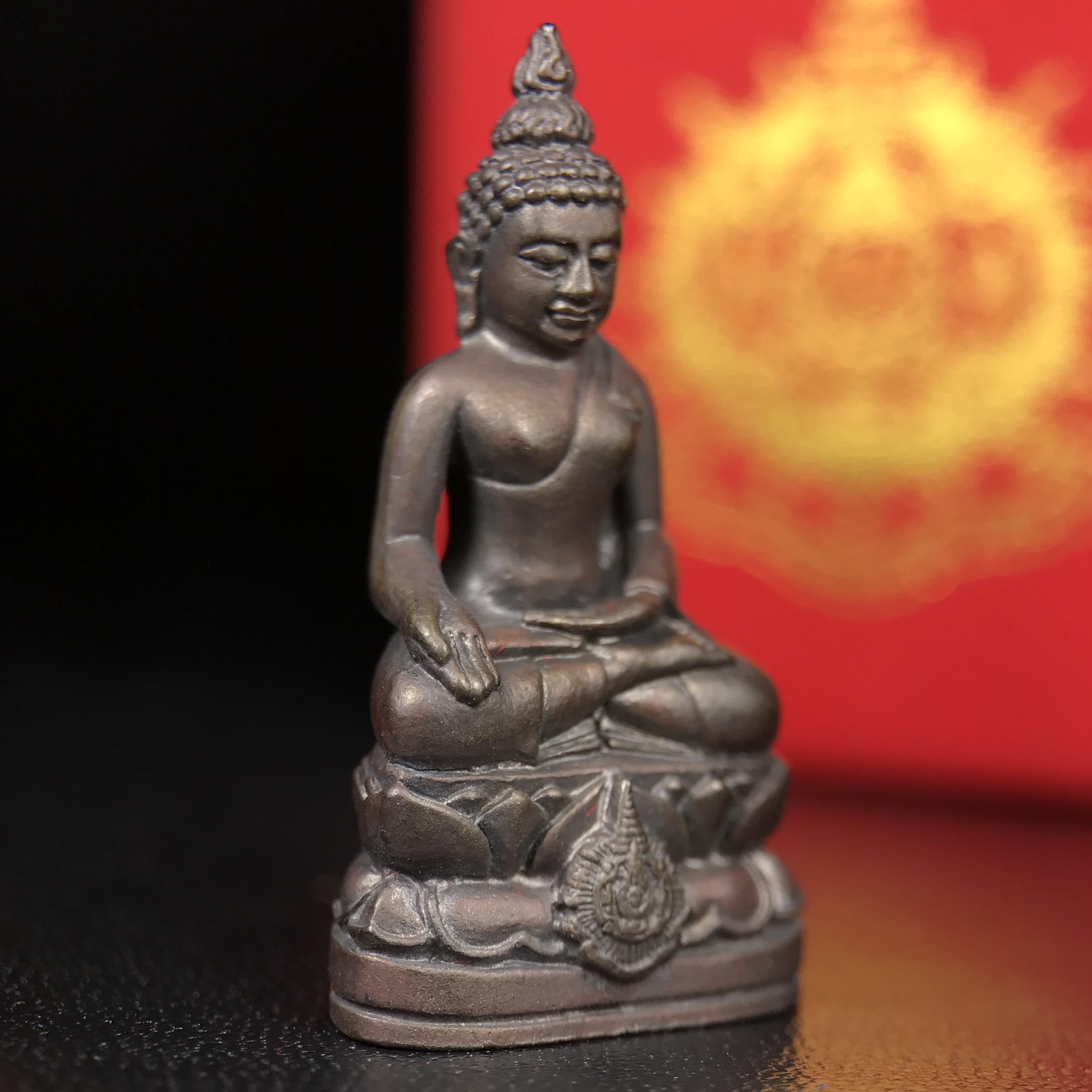 พระกริ่งไพรีพินาศ บรรจุเหล็กไหล ครั้งแรกและครั้งเดียวในประวัติศาสตร์ เฉลิมพระเกียรติ พระบาทสมเด็จพระเจ้าอยู่หัวรัชกาลที่9 พระชนมพรรษา 6 รอบ ปี2542 เนื้อนวโลหะผสมทองคำ(บรรจุเหล็กไหล)ดีนอก-ดีใน พิธีใหญ่ มวลสารเด่น (หายาก)