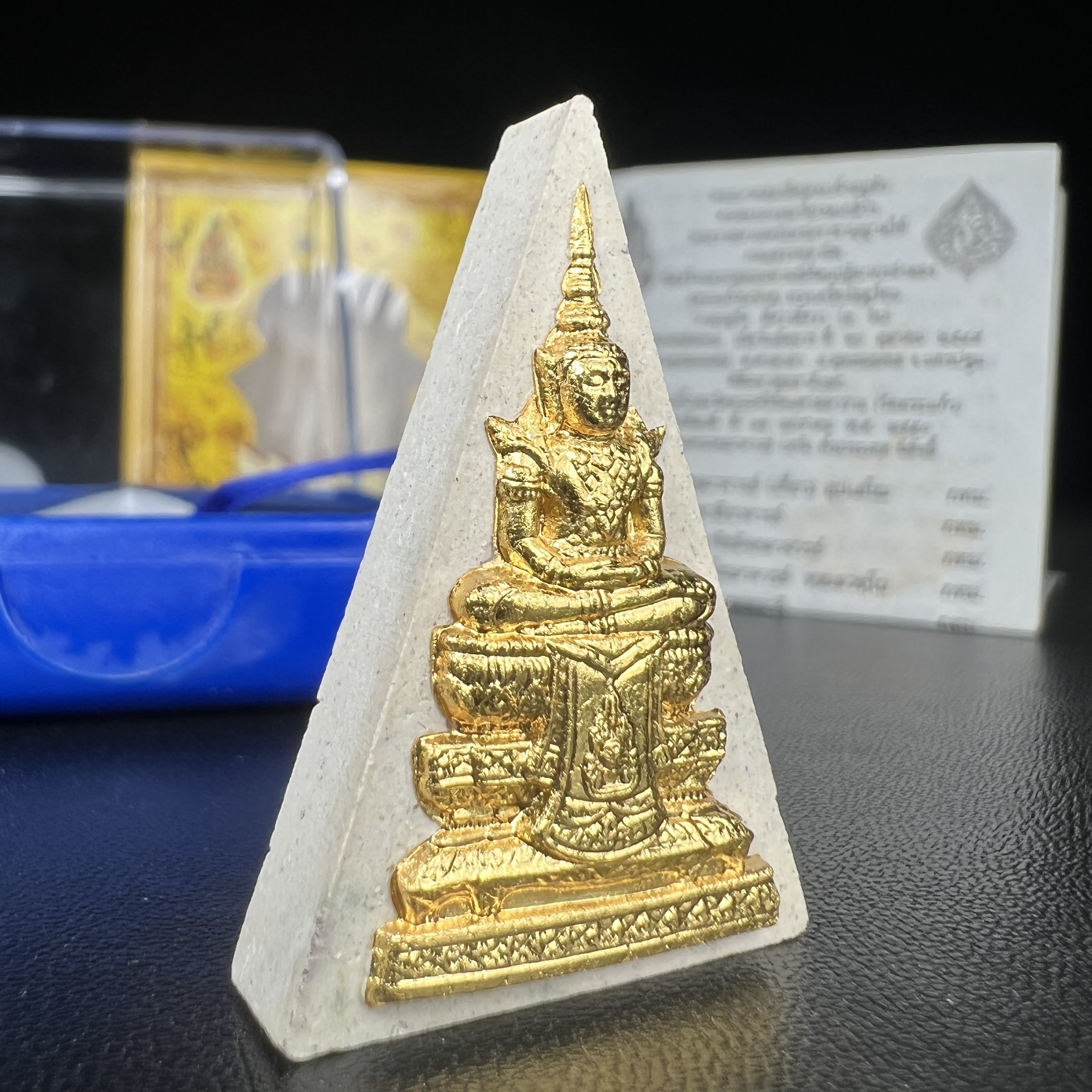 พระแก้วมรกต(จำลอง)ทรงเครื่องฤดูร้อน พระผงบูชา ด้านหน้าปิดทอง ด้านหลังตราฉลองสิริราชสมบัติครบ 60ปี เนื้อเงินขึ้นสีรุ้งธรรมชาติสร้างสรรค์งดงาม(รุ่นนี้ได้พระราชทานเส้นพระเจ้า(เส้นผม)รัชกาลที่9ในการจัดสร้าง)***องค์นี้พิเศษมองเห็นเส้นผมติดอยู่ด้านหลังชัดเจน***