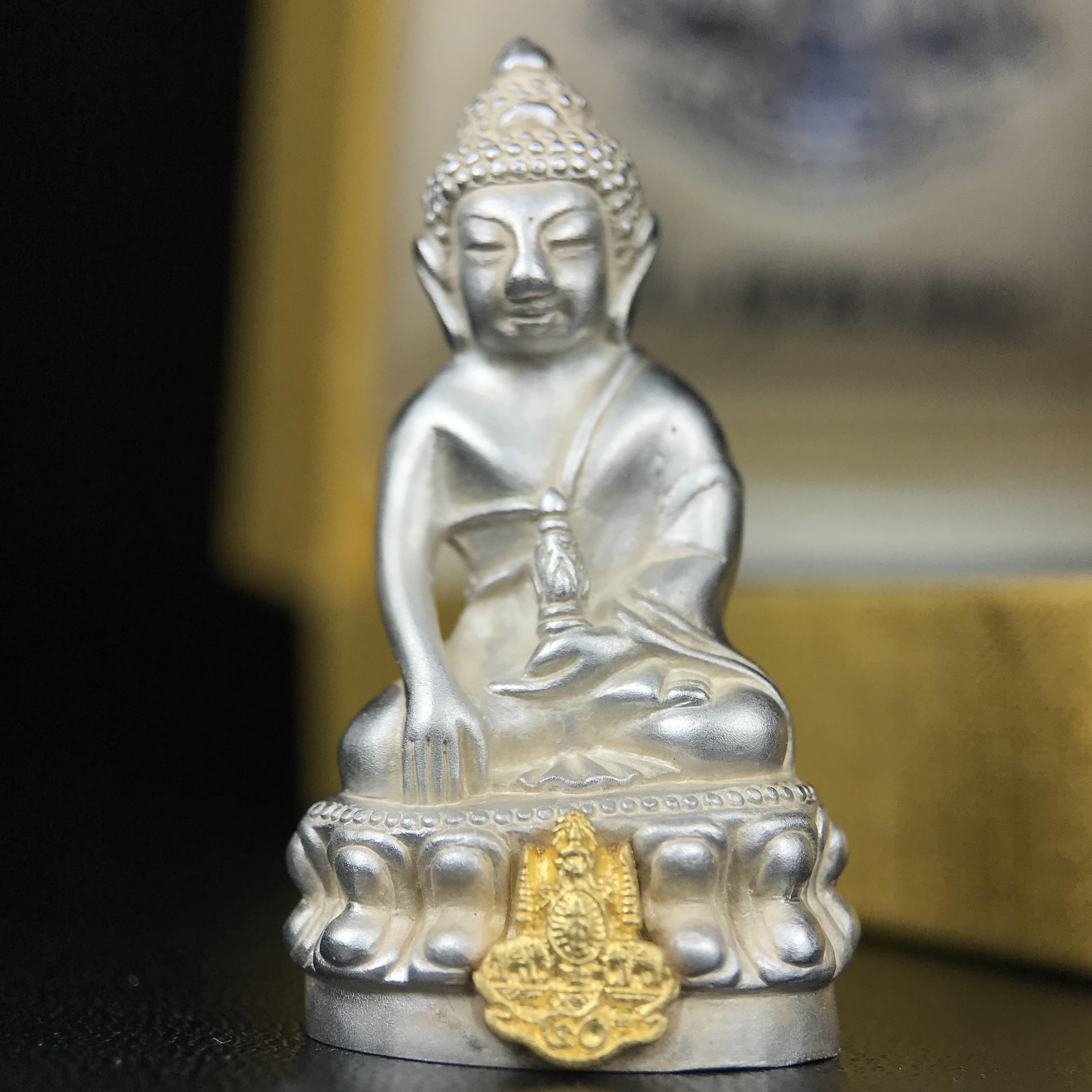 พระกริ่งสมเด็จญาณ วัดบวรนิเวศวิหาร เนื้อเงินบริสุทธิ์ 92.5% ตรากาญจนาภิเษกทองคำ(เนื้อทองคำแท้) พระราชทานแจกเมื่อ 3 ตุลาคม 2538 จัดสร้างในวโรกาส สมเด็จพระญาณสังวร สมเด็จพระสังฆราช ฉลองพระชนมายุครบ 82 พรรษา และฉลองครองราชสมบัติครบ 50 ปี รัชกาลที่ 9 (หายาก)