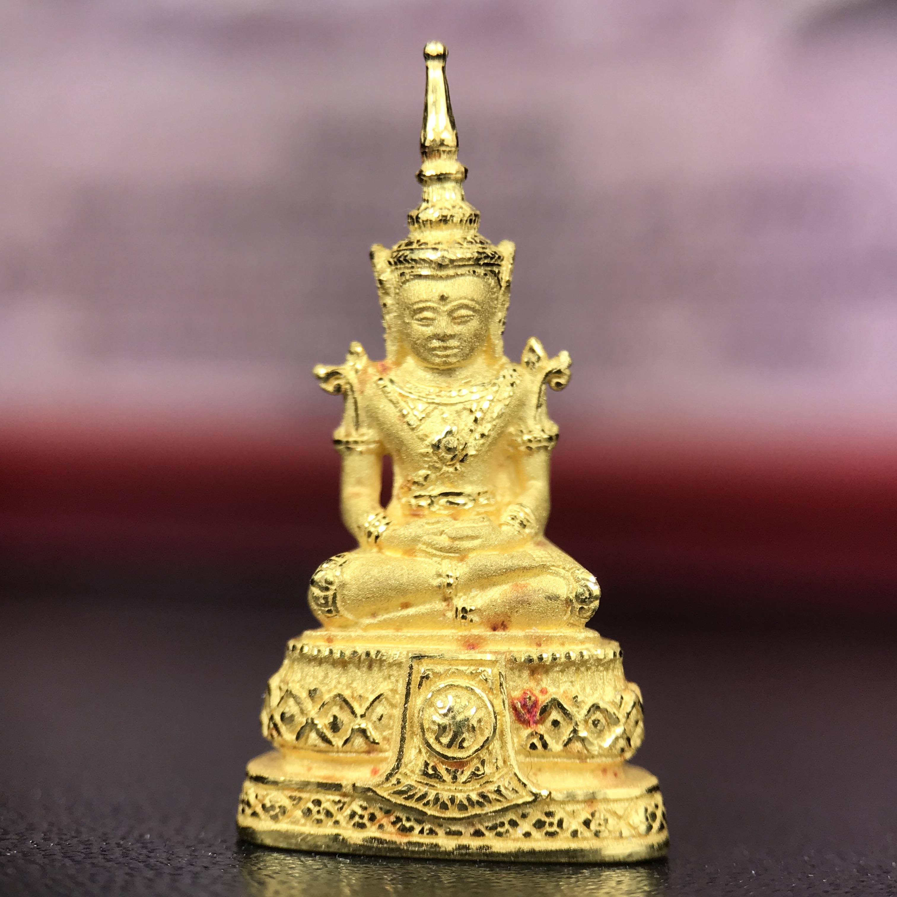 พระแก้วมรกต ภปร.(รุ่นแรก) ปี2545 รุ่นฉลองกรุงรัตนโกสินทร์ครบ 220 ปี พิมพ์ลอยองค์เล็ก เนื้อทองคำบริสุทธิ์ 96.5%(6.5กรัม) ขนาด 10*19 มม.ครบสมบูรณ์(องค์หมายเลข ๙๙)(หมายเลขมงคลเจริญก้าวหน้าในทุกๆด้าน)สุดยอดมงคลแผ่นดินที่ควรเก็บรักษา บูชาเป็นมงคลชีวิต(หายาก)