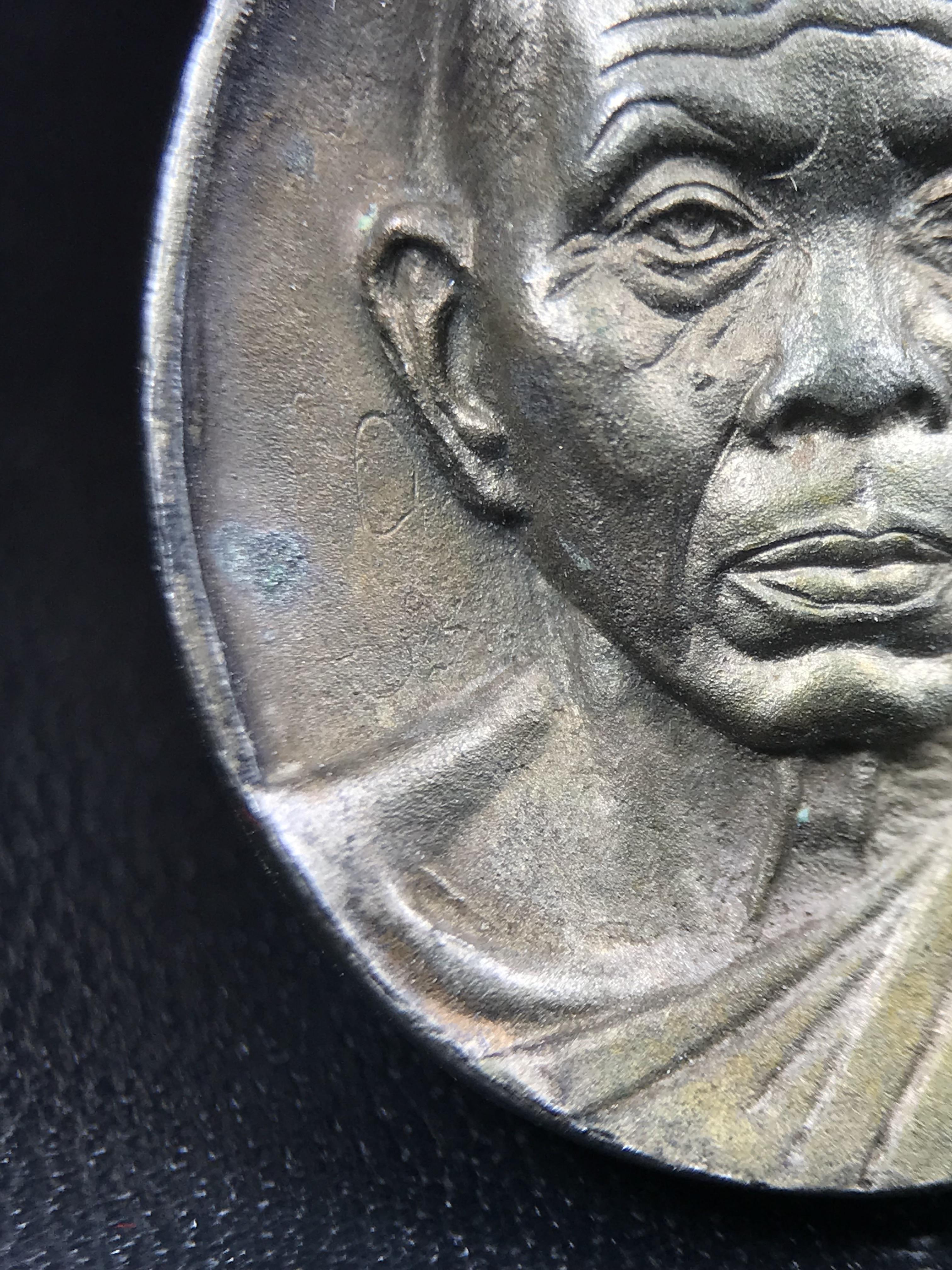 เหรียญรูปเหมือนพระญาณวิทยาคมเถร (หลวงพ่อคูณ ปริสุทโธ)ชุดกาญจนาภิเษกครองราชย์ครบ 50 ปี วัดบวรนิเวศวิหาร ปี 2538 เหรียญหล่อเนื้อนวโลหะ(พิเศษกรรมการมีรอยจาร ตอกโค๊ดหมายเลข ๓๒๗)(หายากพบเจอน้อยมาก)(พร้อมกล่องบรรจุเดิมลายไม้สีน้ำตาลมีตรากาญจนา) พิธีใหญ่