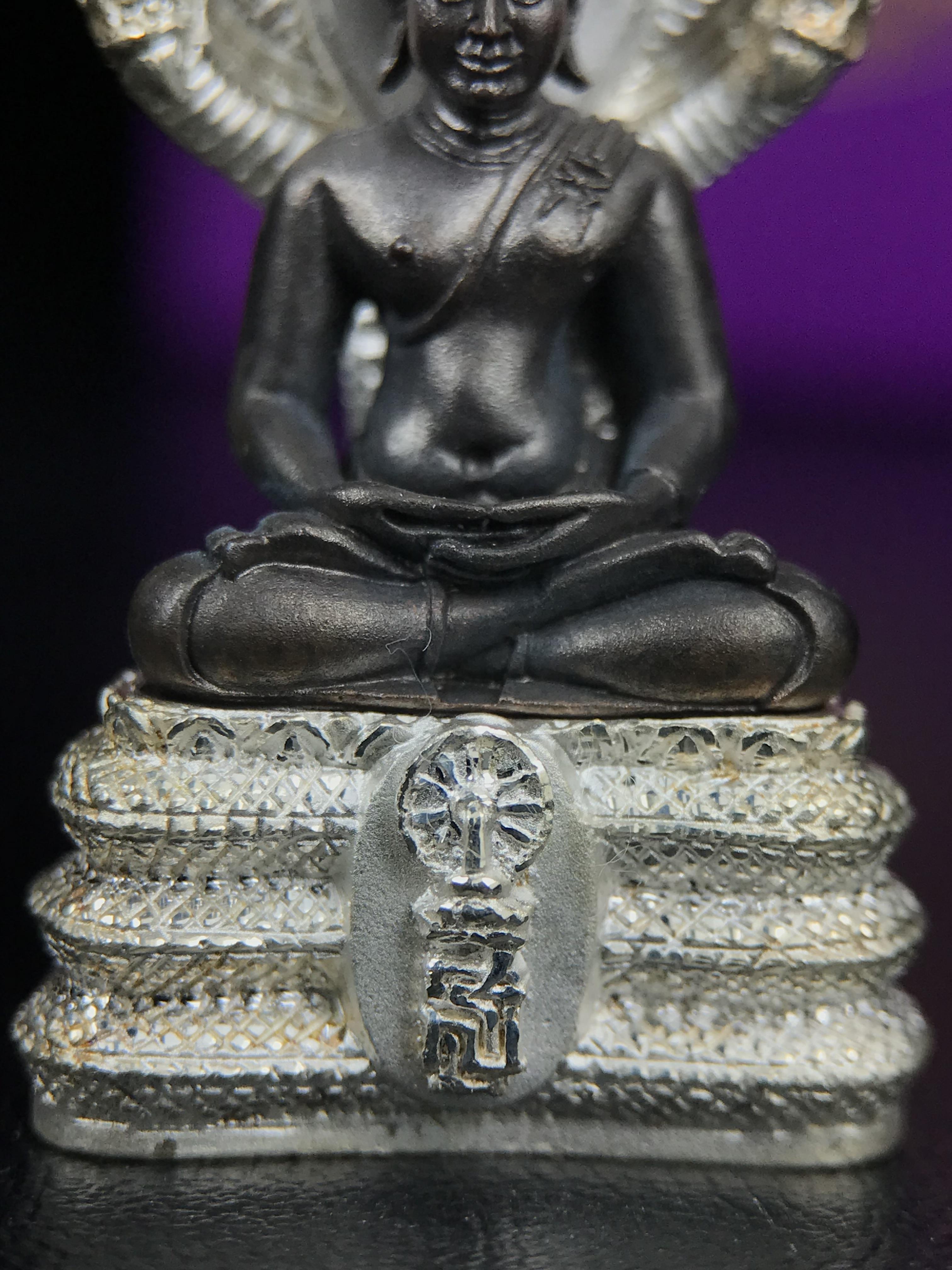 พระนาคปรก สธ. รุ่นสร้างพระอุโบสถเฉลิมพระเกียรติ 4 รอบ 84 พรรษา สมเด็จพระเทพรัตนราชสุดาฯ วัดบวรนิเวศวิหาร ปี 2543 พิมพ์ใหญ่ องค์พระเนื้อนวโลหะ ฐานนาคปรกเนื้อเงิน(สภาพ สวย )พิธีใหญ่ พุทธศิลป์งดงาม หายาก(องค์หมายเลขสวย ๒๖๖) (1 ใน 1999 องค์)